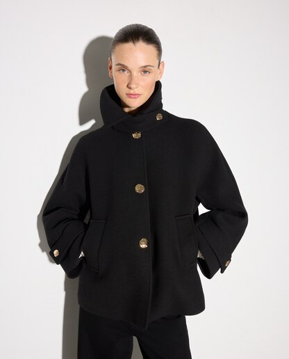 Imagen 0 de Chaquetón de mujer con cuello camisero y botón dorado