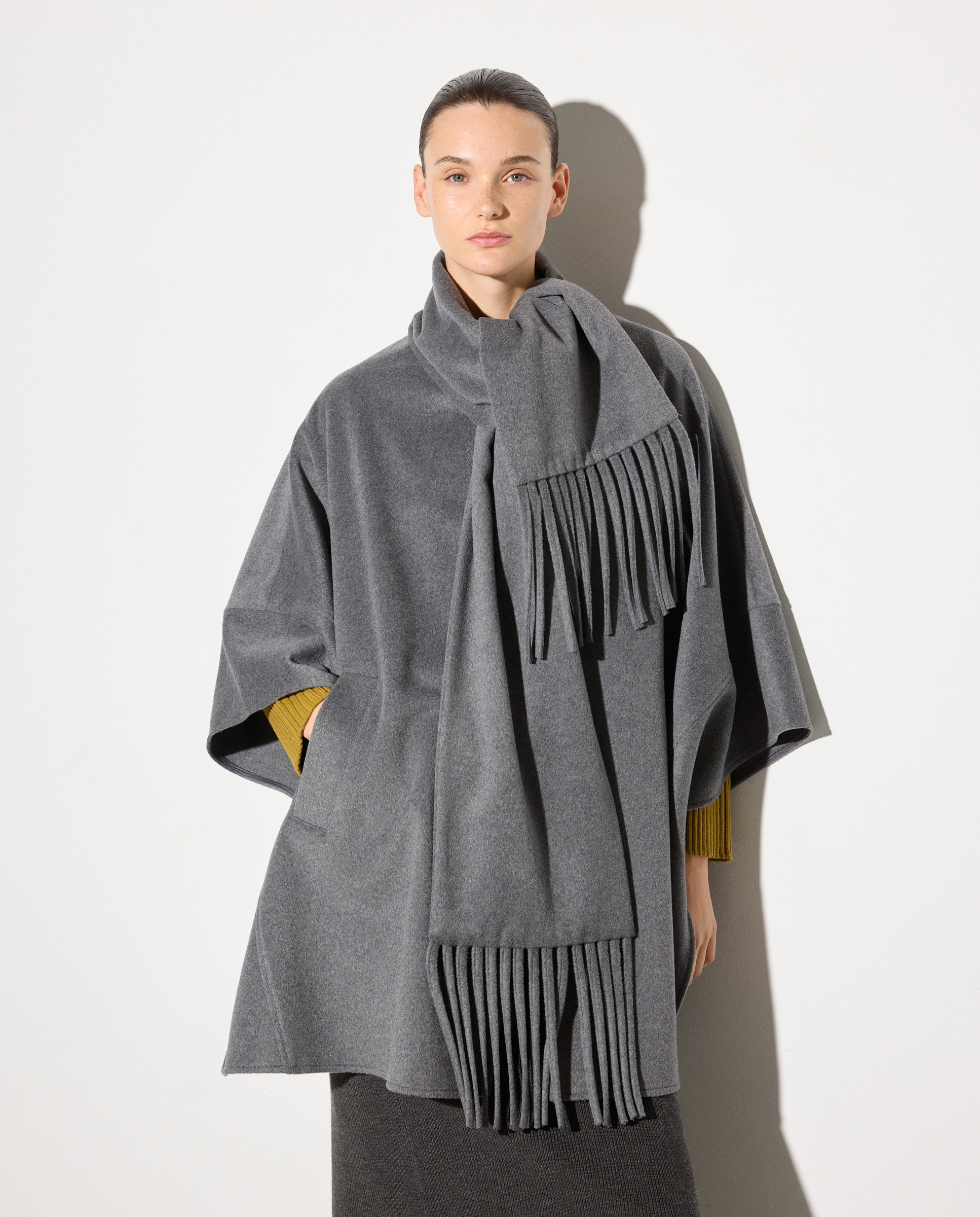 Capa com Cachecol Cinzento-1