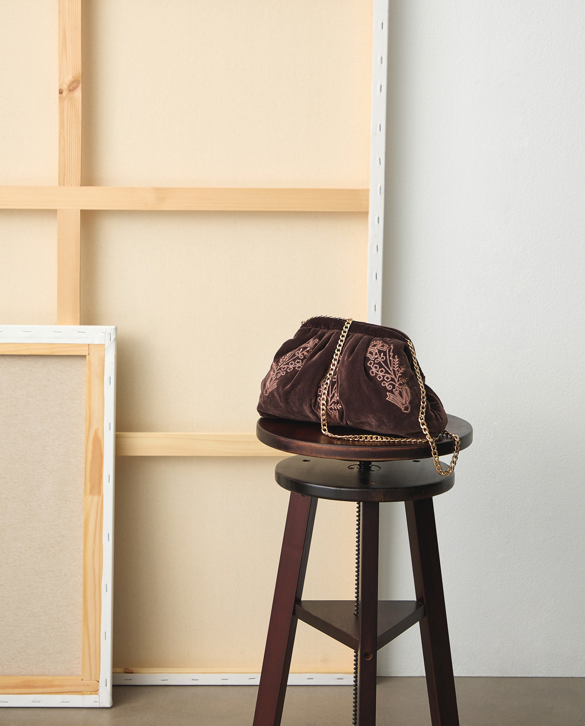 Mala Pouch de Veludo com Bordado Castanho-1