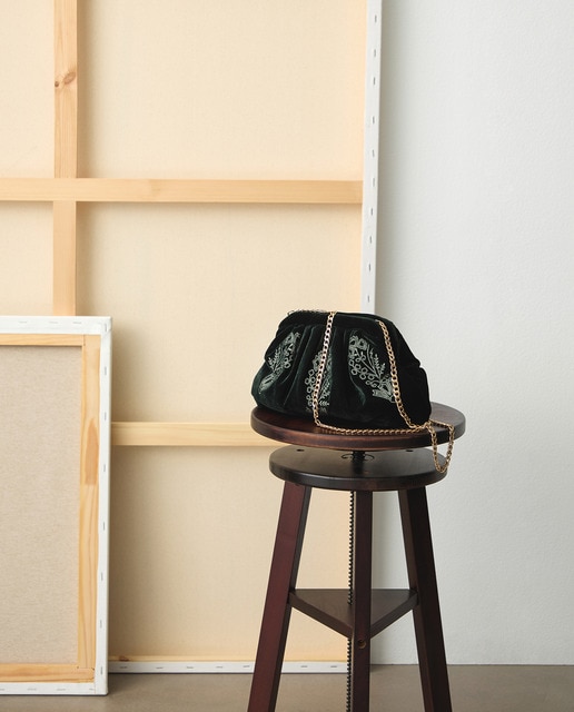 Imagen 0 de Bolso pouch de terciopelo bordado