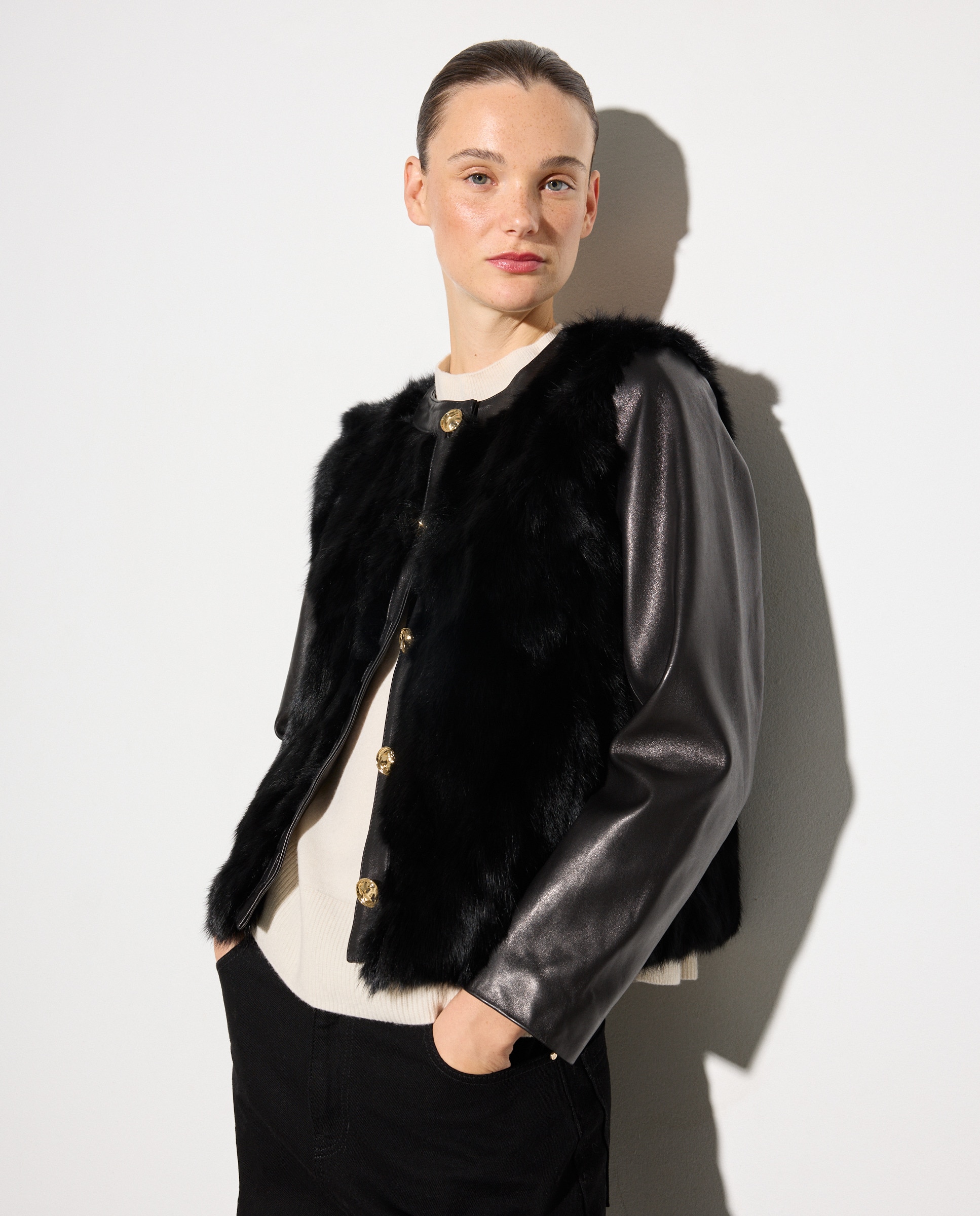 Casaco de Napa/Pelo com Botão Dourado Preto-2