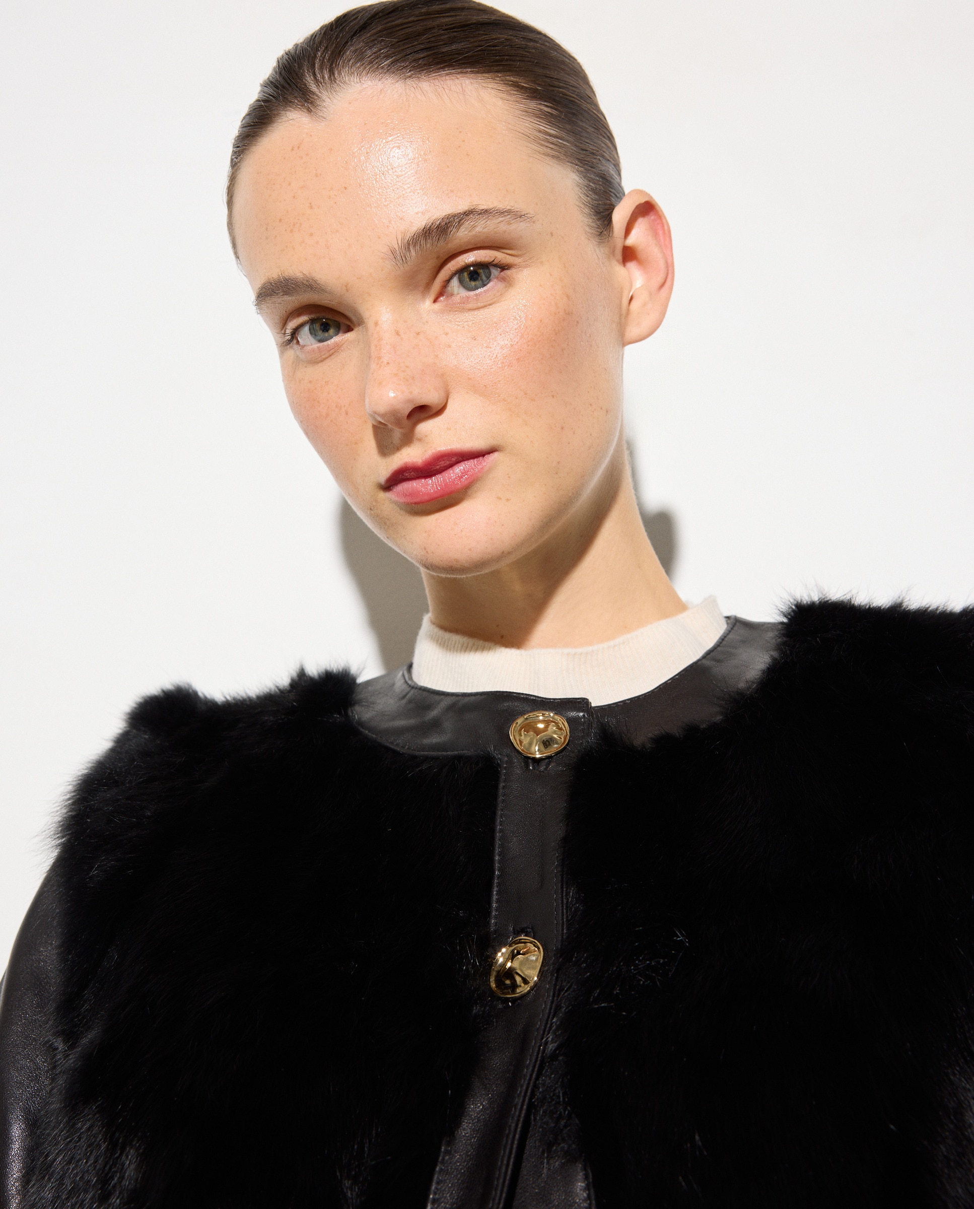 Casaco de Napa/Pelo com Botão Dourado Preto-3