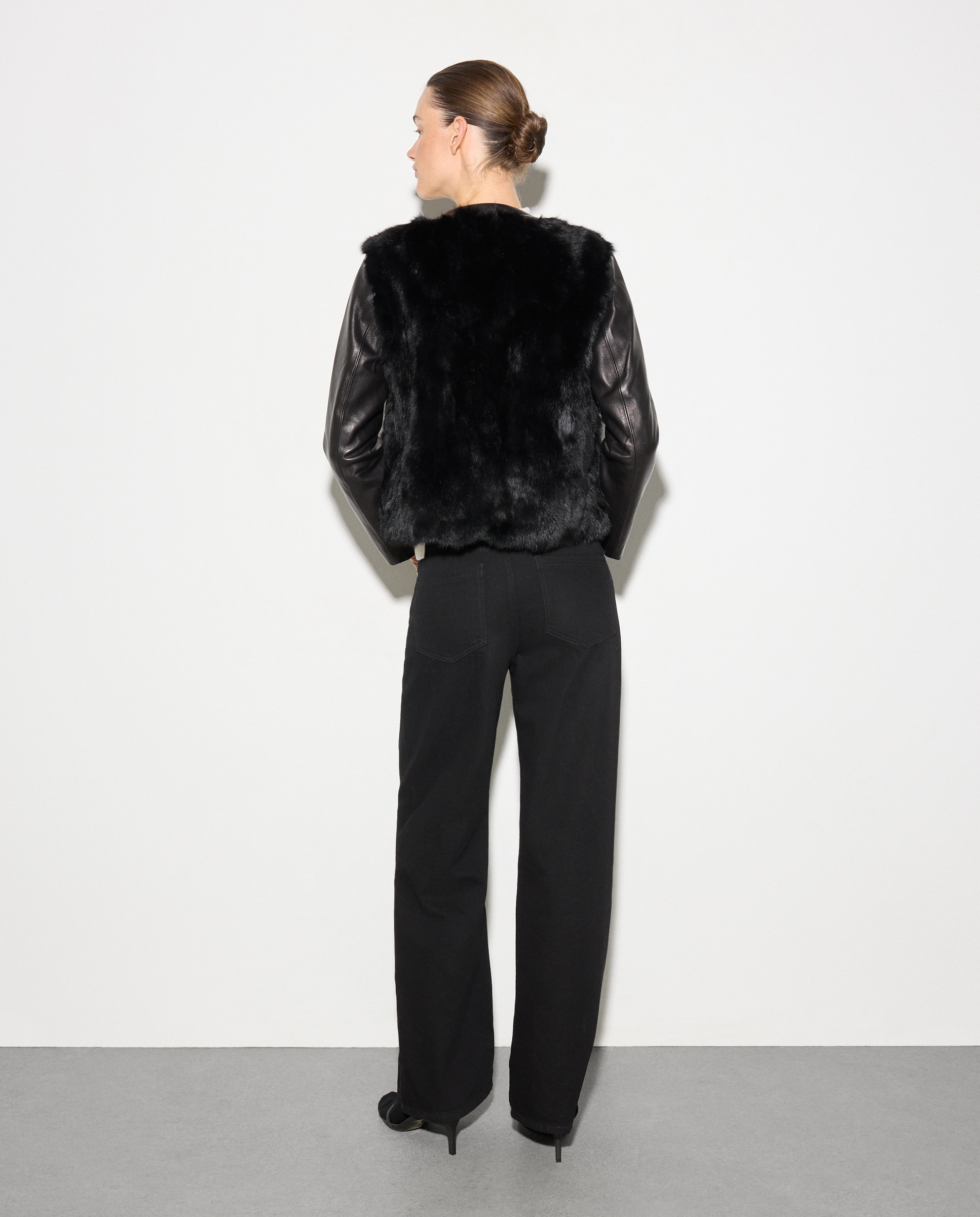 Casaco de Napa/Pelo com Botão Dourado Preto-4