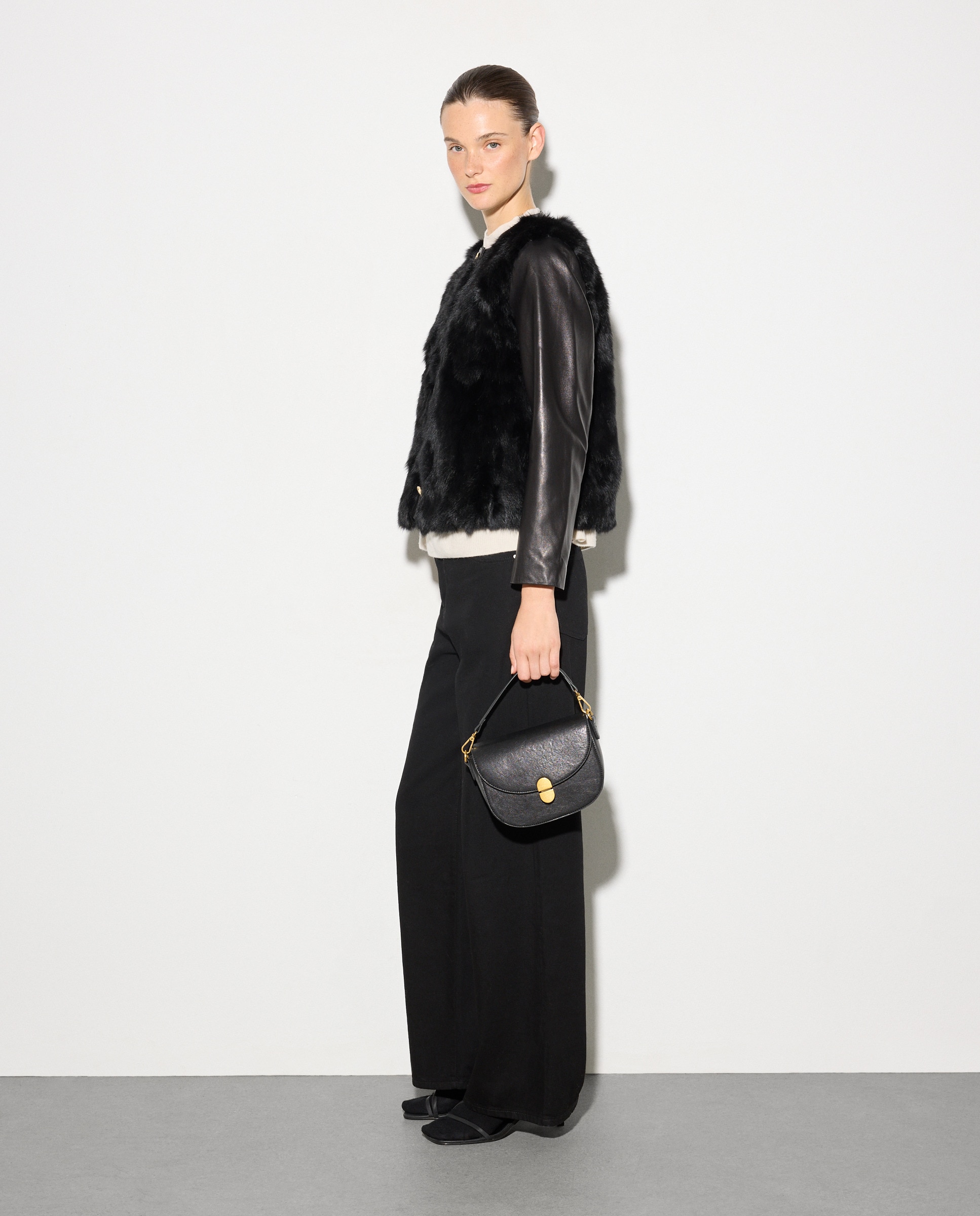 Casaco de Napa/Pelo com Botão Dourado Preto-1