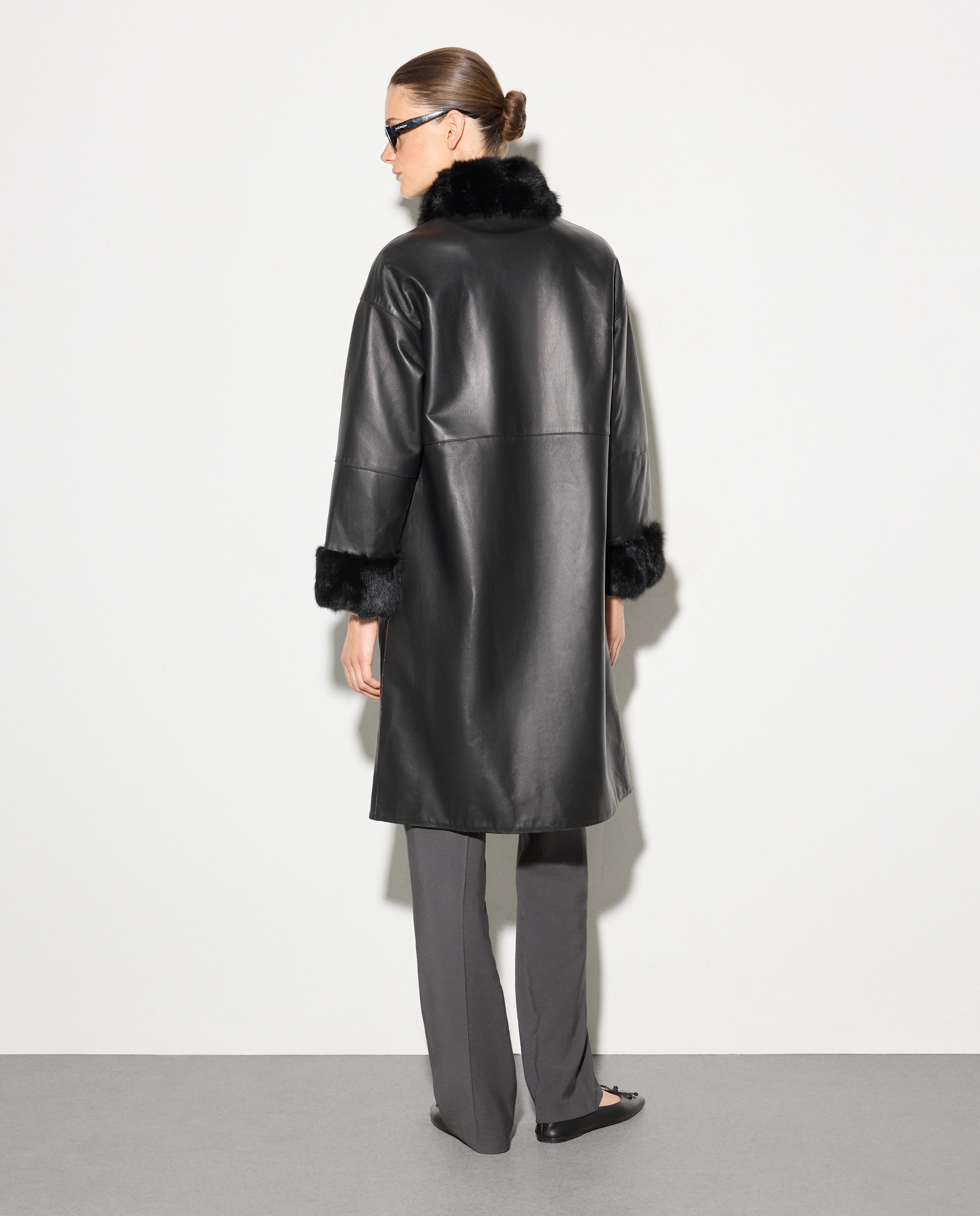 Parka Comprida com Carcela e Pelo Preto-4