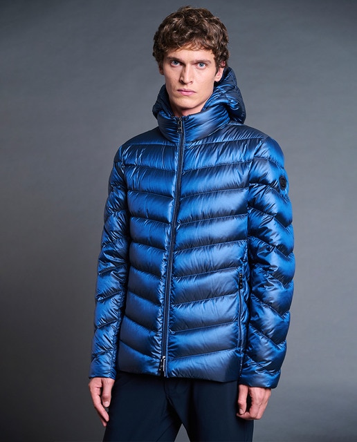 Imagen 0 de Plumífero icónico con construcción delantera en double front, realizado en tejido técnico al puro estilo street style.