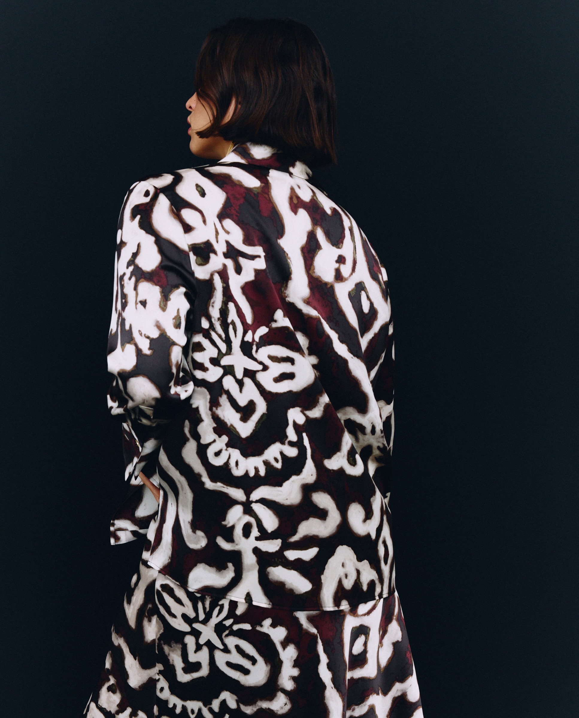 Camisa Acetinada Estampada Castanho-4