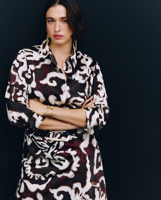 Imagen 0 de Camisa satinada estampada de mujer