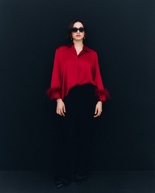 Imagen 0 de Camisa satinada con detalle de plumas de mujer
