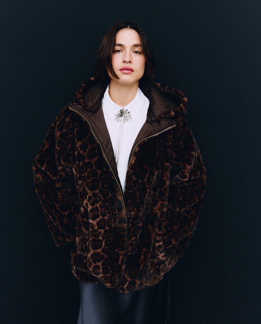 Imagen 0 de Chaquetón efecto pelo estampado reversible de mujer