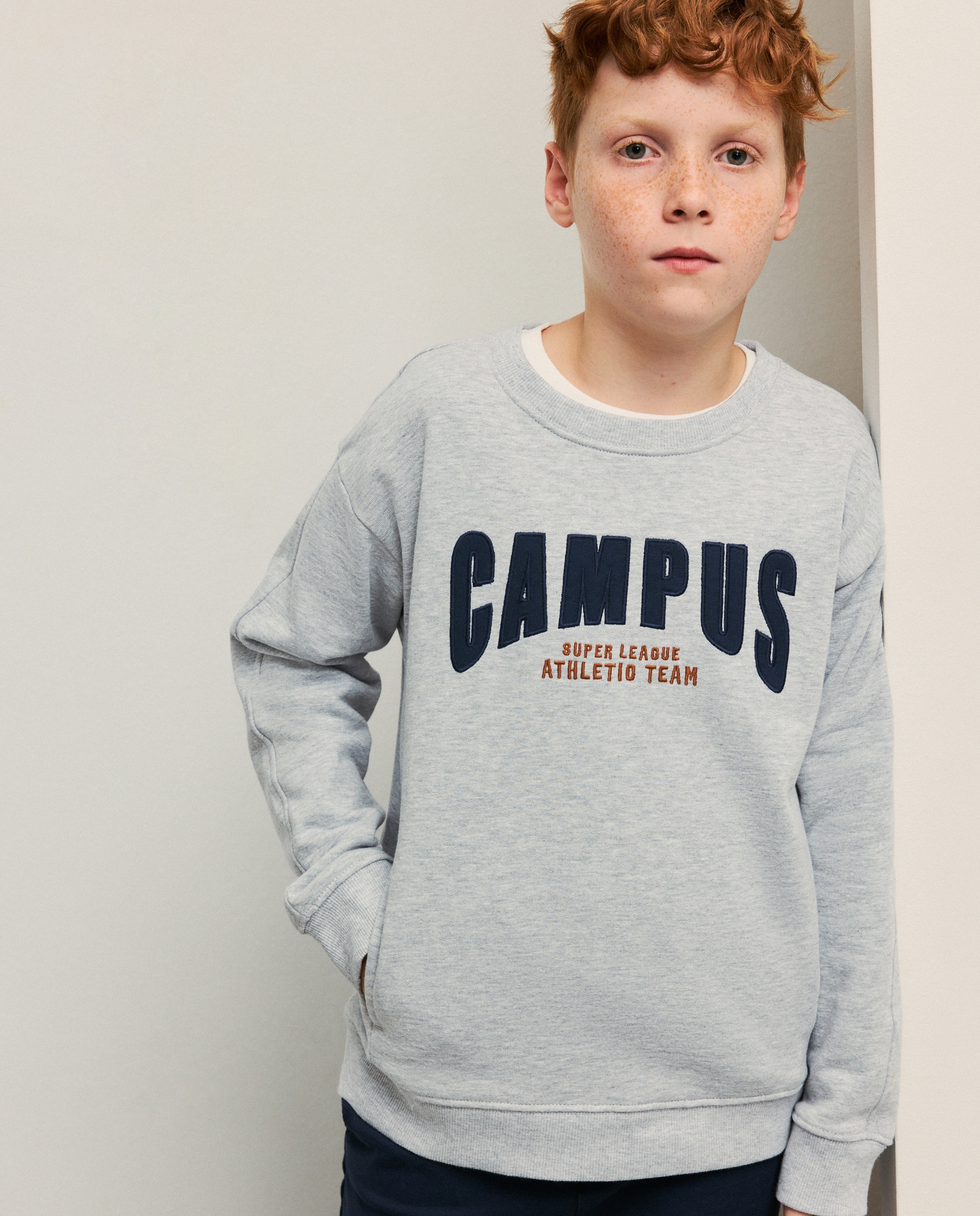 Sweatshirt com Gola Redonda e Remendo Preto-2