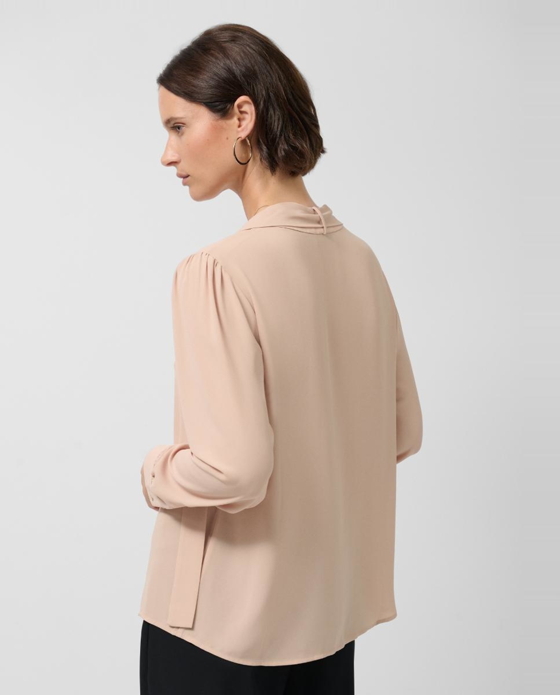 Blusa com Gola com Laço Camel-4