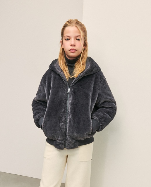 Imagem 0 de Casacão de Pelo com Capuz