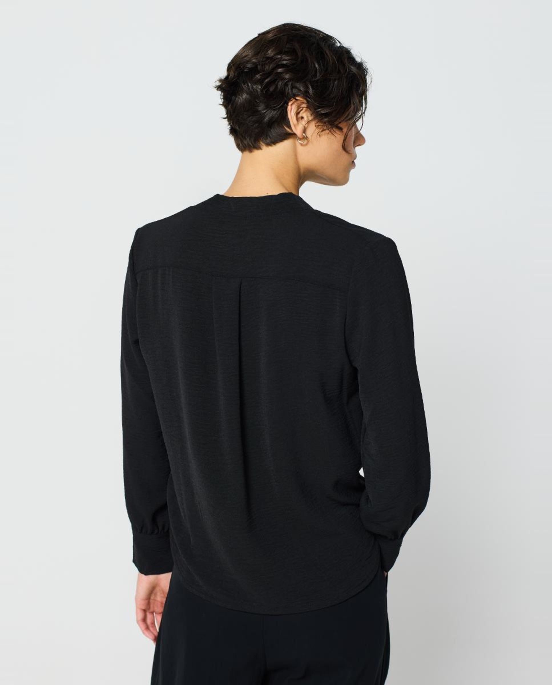 Blusa com Laço na Gola Preto-2