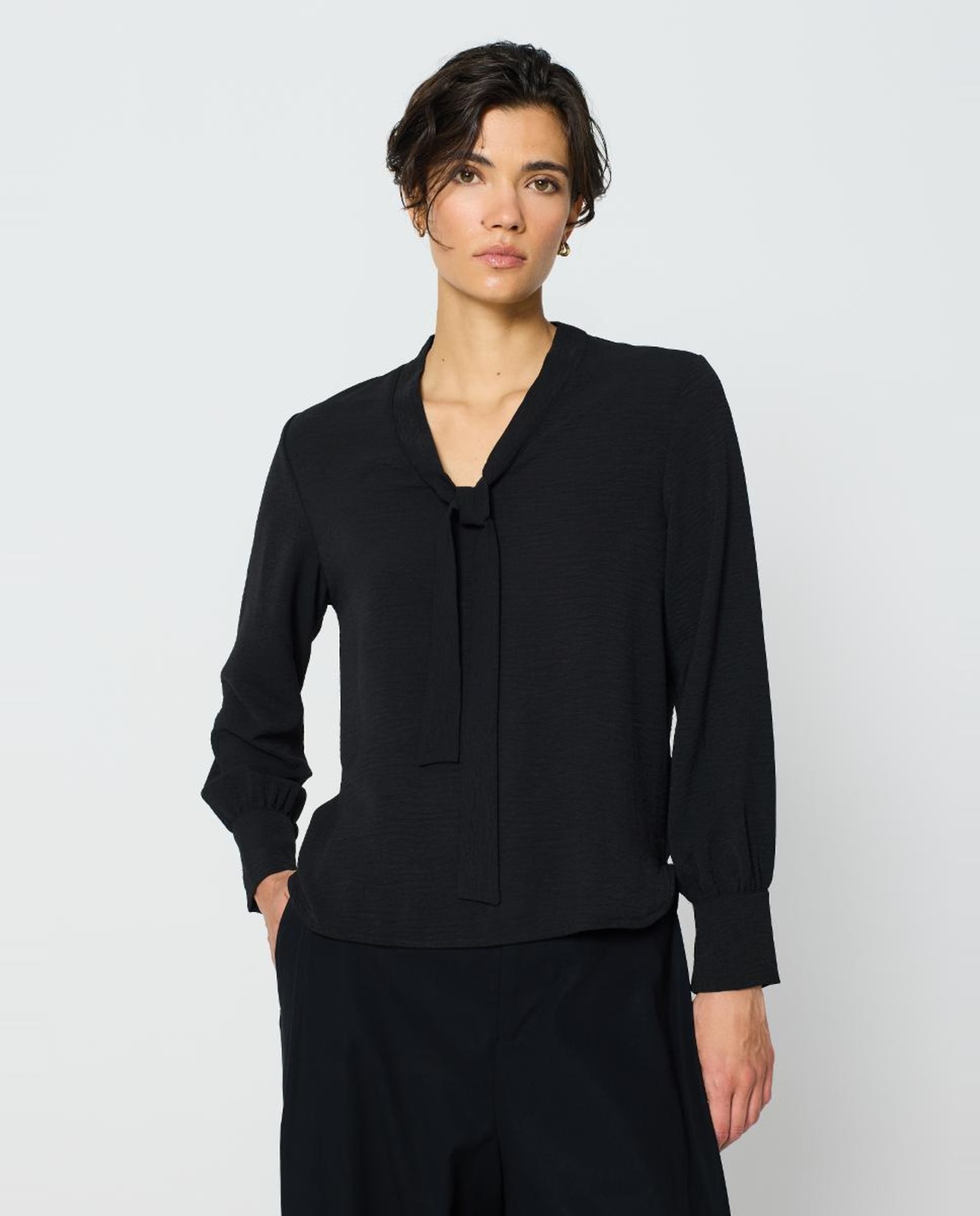 Blusa com Laço na Gola Preto-1