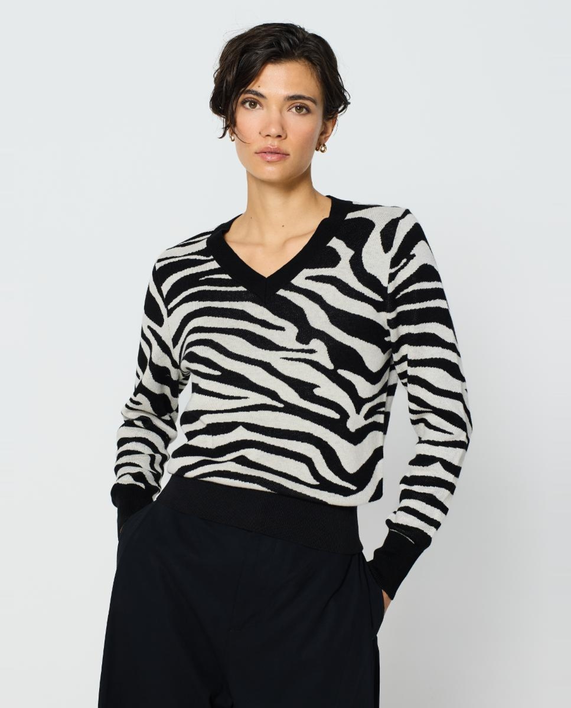Camisola de Malha com Jacquard de Zebra e Decote em Bico Preto-1