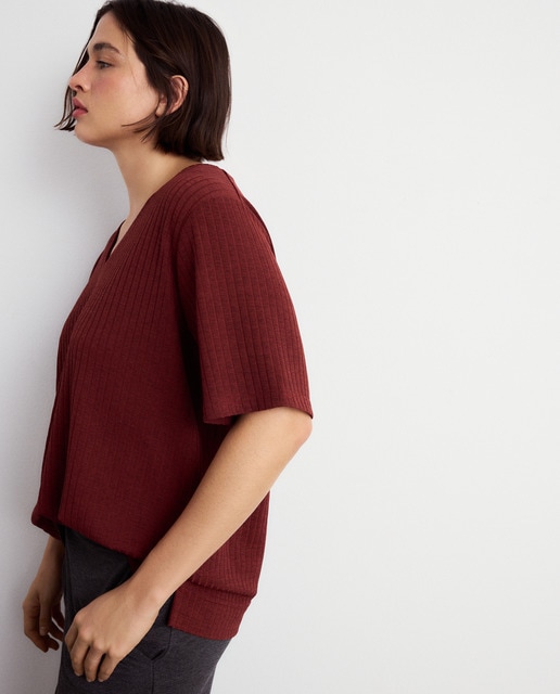 Imagem 0 de T-shirt de mulher com decote em bico e manga curta