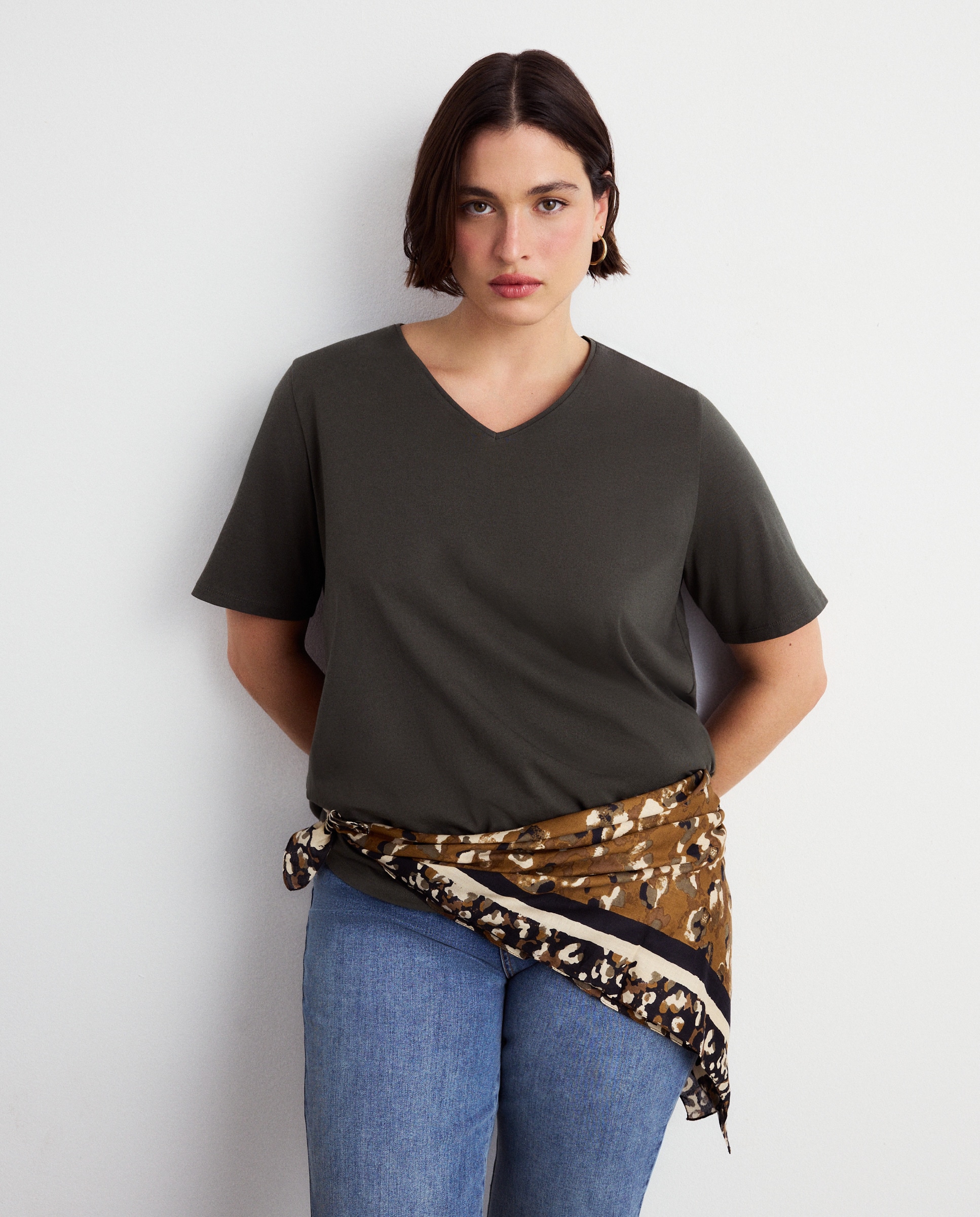 T-shirt com decote em bico e manga curta 520 Caqui-2