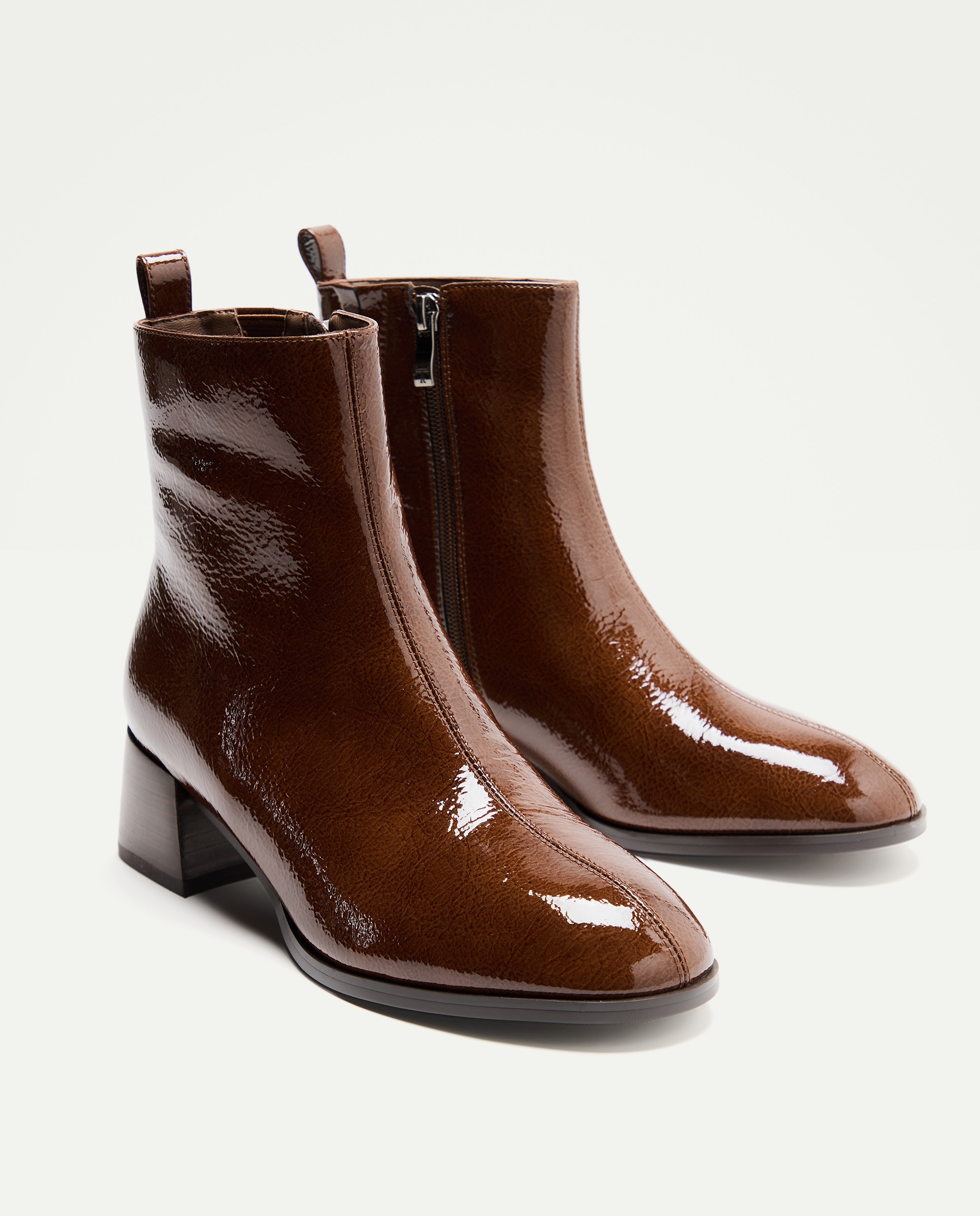 Botins Lisos de Tacão com Verniz Castanho-2