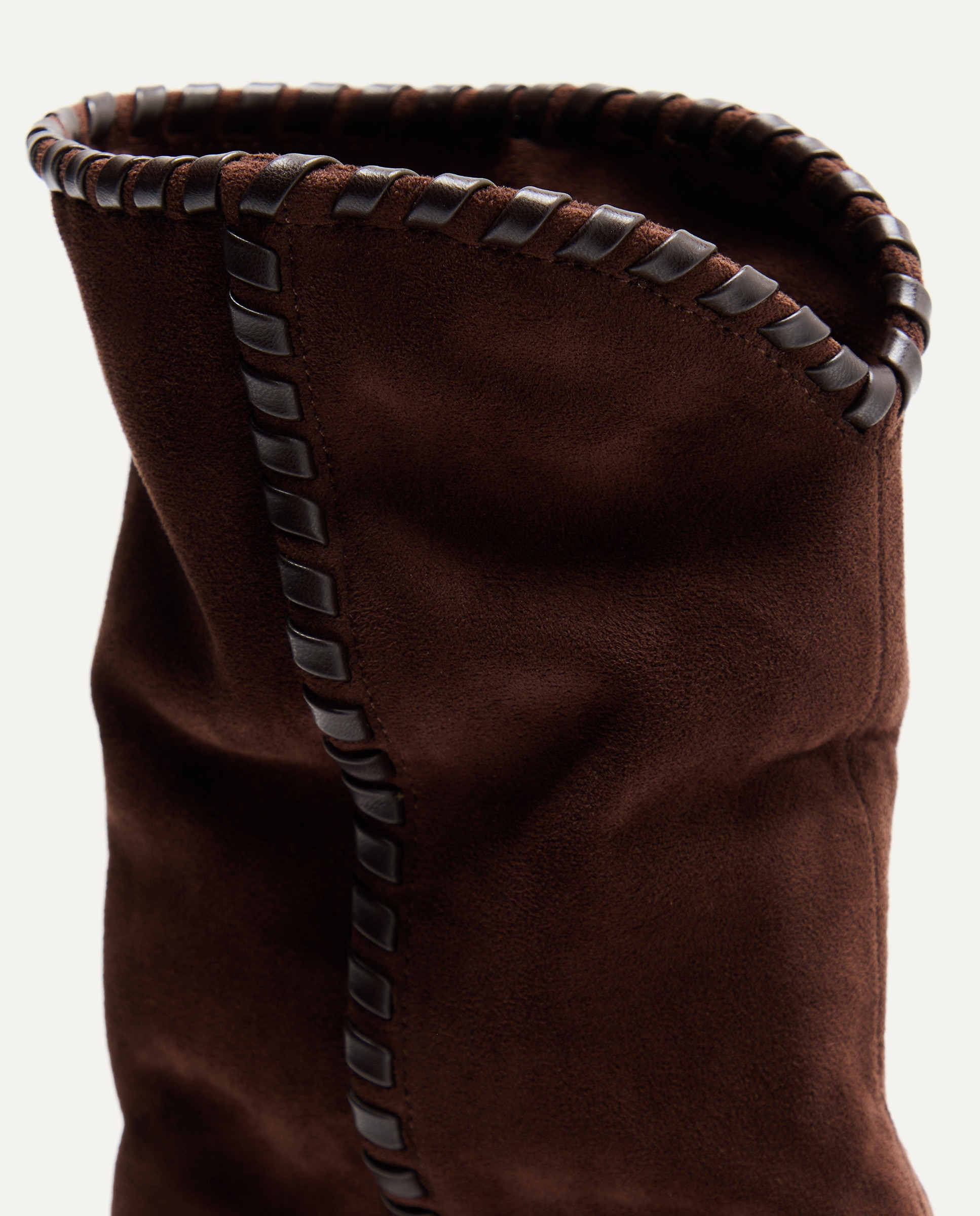 Botins de Tacão sem Forro e com Pontada Chocolate-5