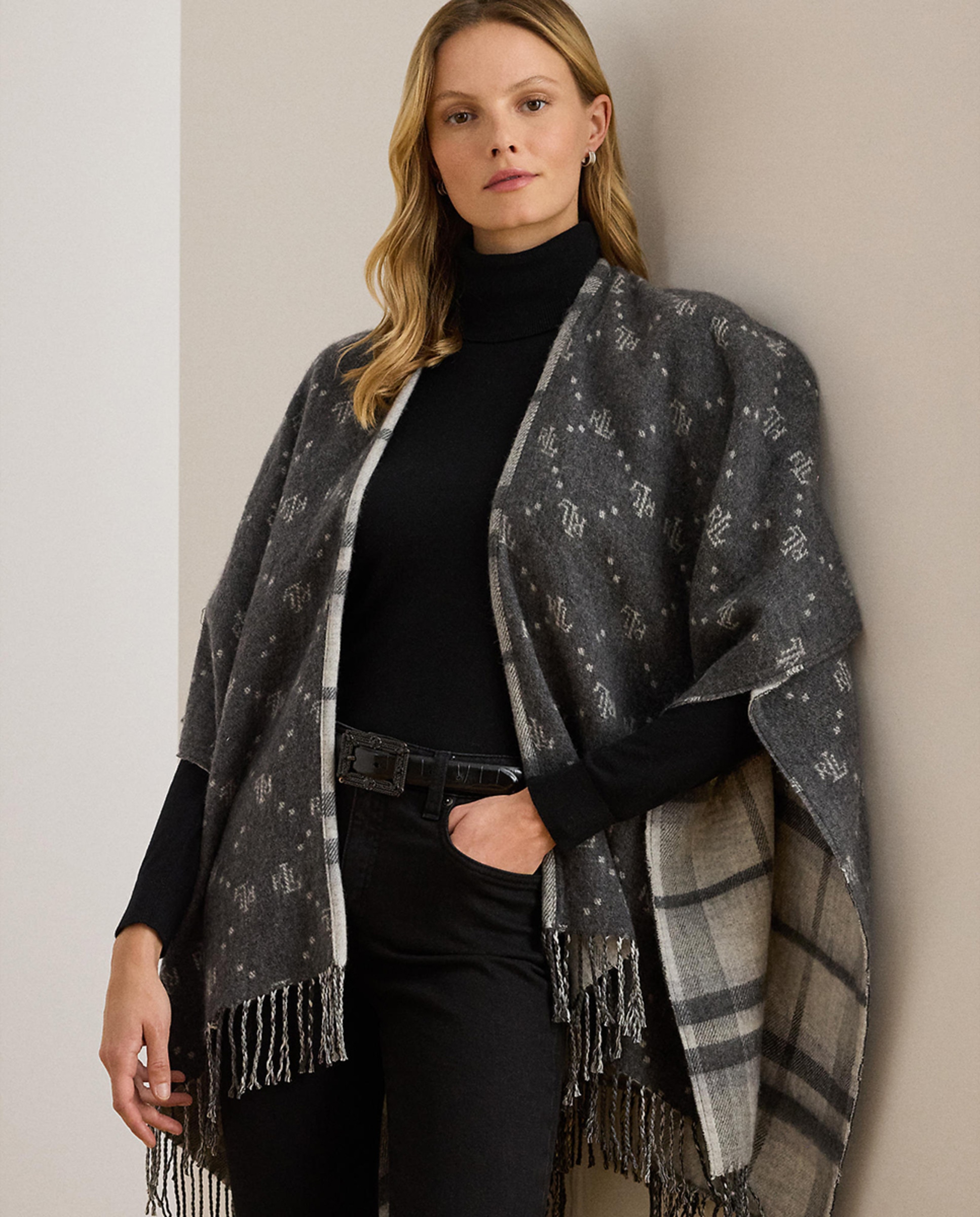 Poncho aos quadrados de mulher com franjas Cinzento-4