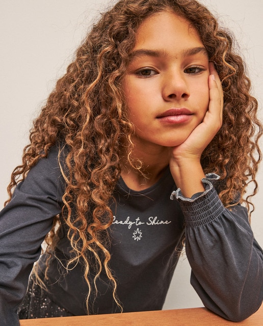 Imagen 0 de Camiseta de manga larga con lazos en hombro tipo hombre y pequeño bordado en lurex de niña