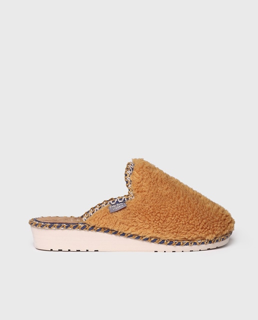 Imagen 0 de Zapatilla de mujer cómoda con cuña