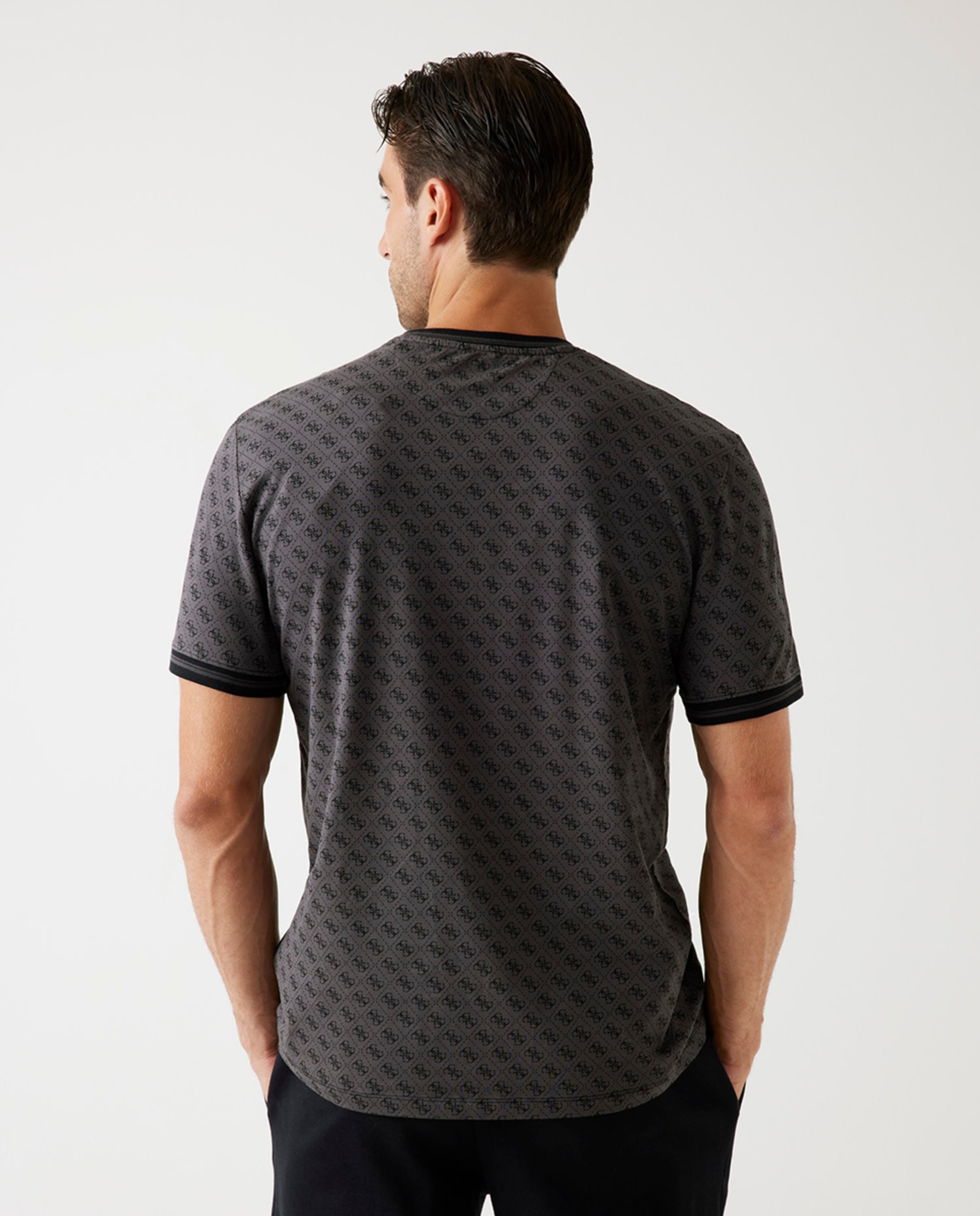 T-shirt com Manga Curta Preto-2