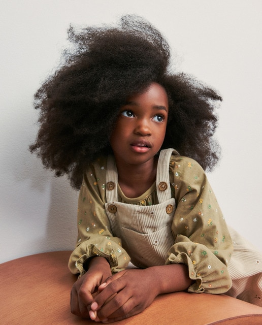 Imagen 0 de Camiseta manga ranglan con fruncidos all over print de niña