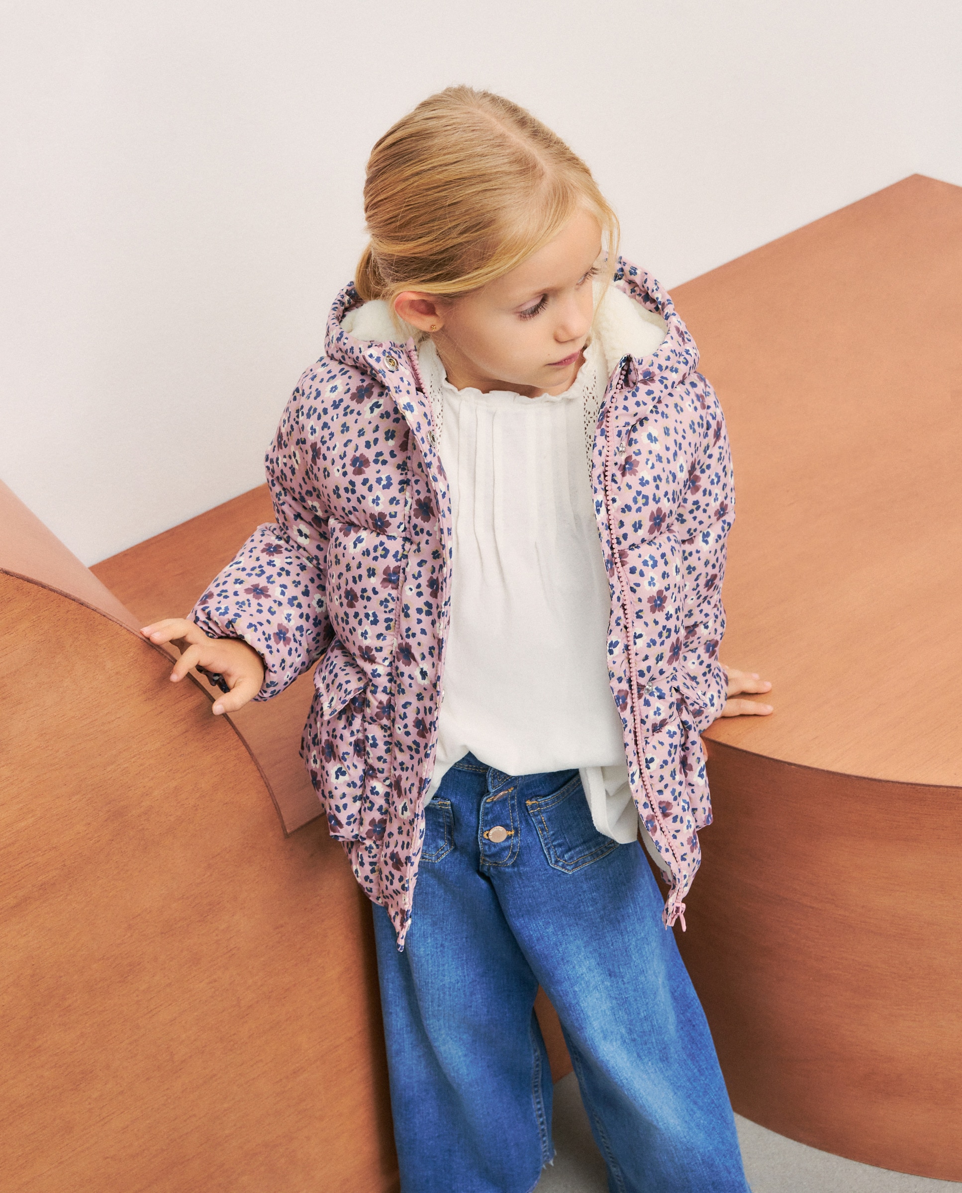 Casacão Acolchoado com Capuz de Forro de Pelo de Borrego e All Over Print Rosa-2