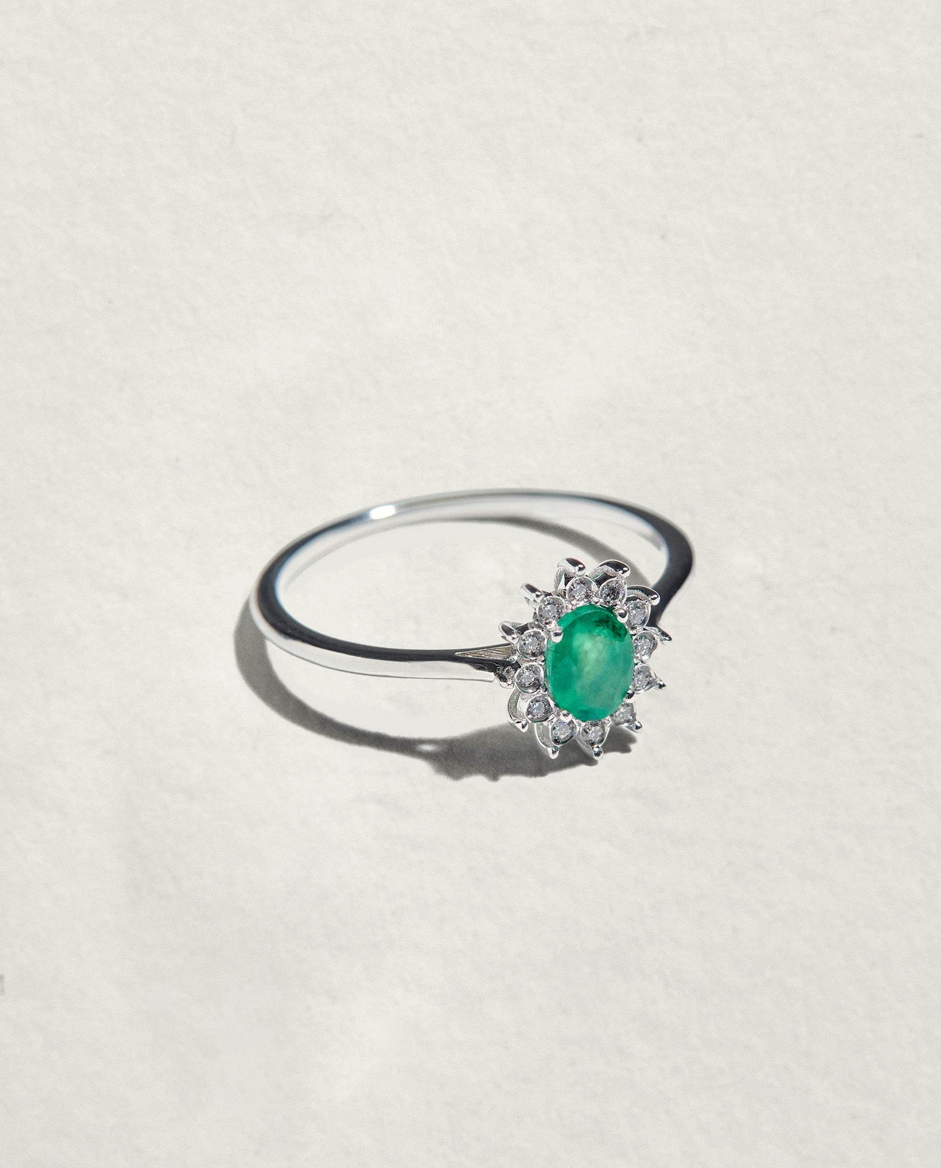 Anillo de oro con diamante y esmeralda Verde-2