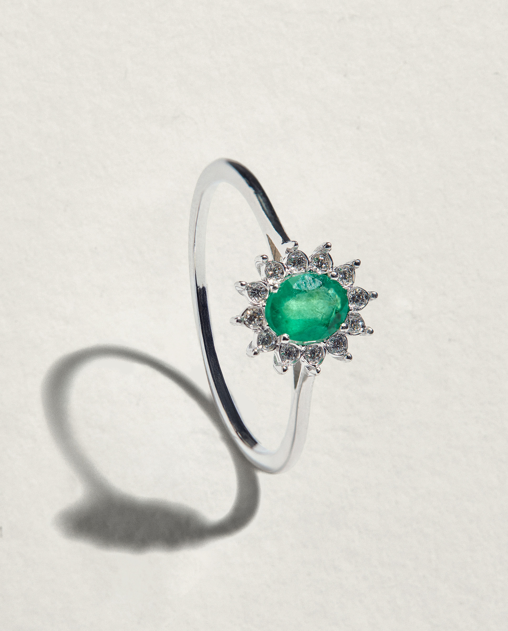 Anillo de oro con diamante y esmeralda Verde-1