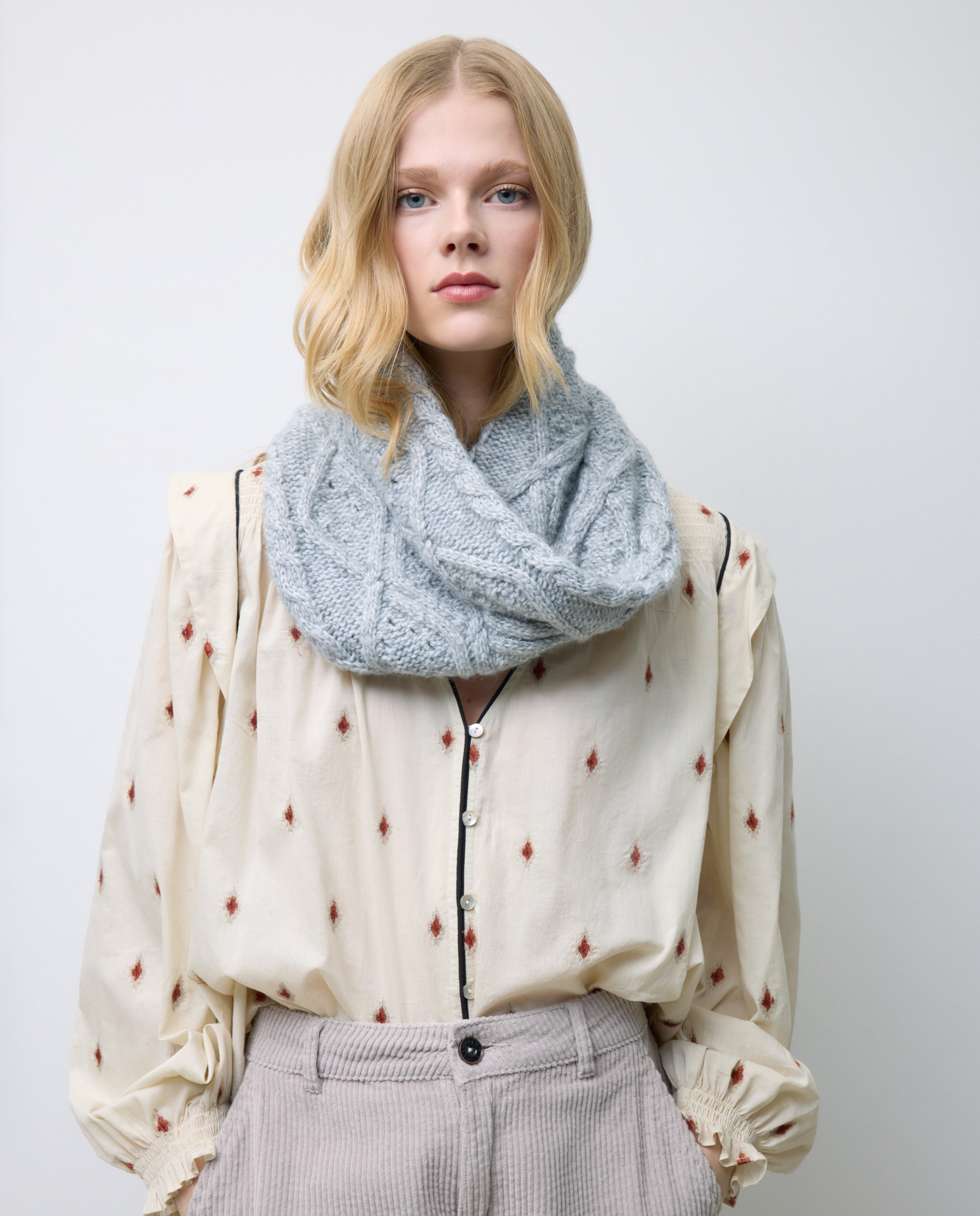 Gola com Adorno de Folhas 820 Cinzento Médio-3