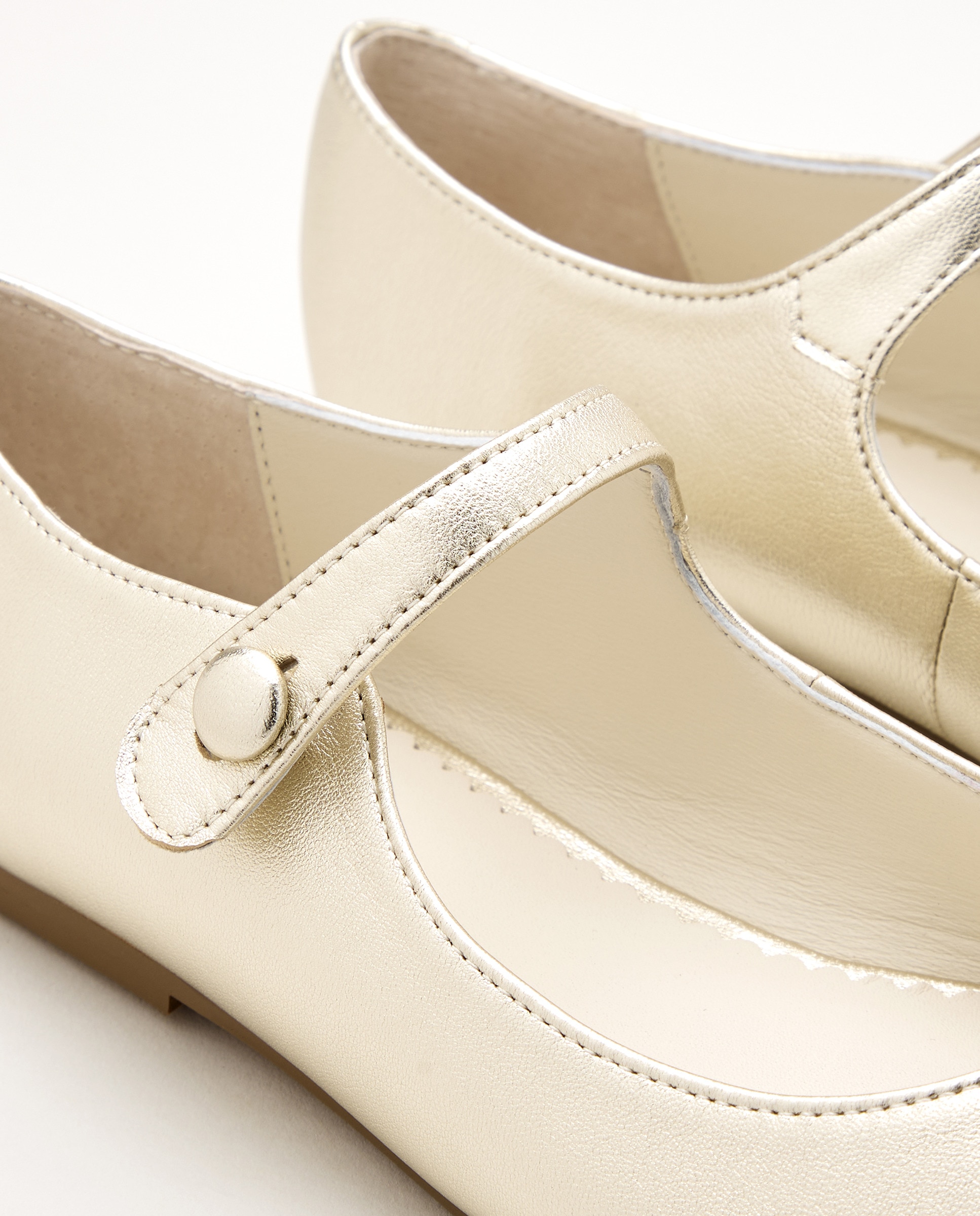 Sapatos de Presilha com Botão e em Pele Ouro-5