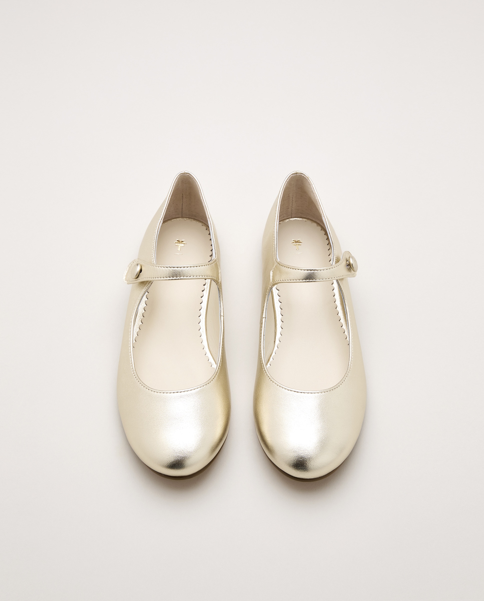 Sapatos de Presilha com Botão e em Pele Ouro-4