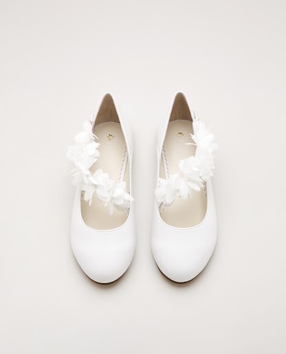 Imagem 0 de Sapatos de Presilha em Pele com Flores de Organza e Biqueira Redonda