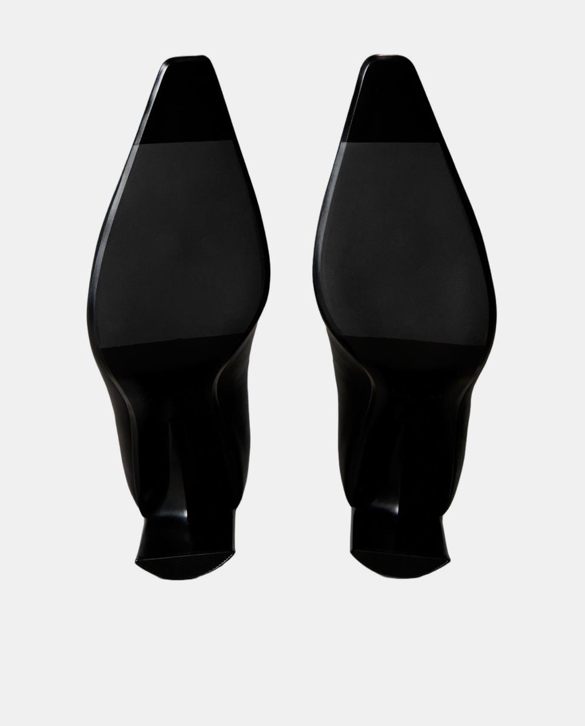 Botins em Pele com Salto Preto-6