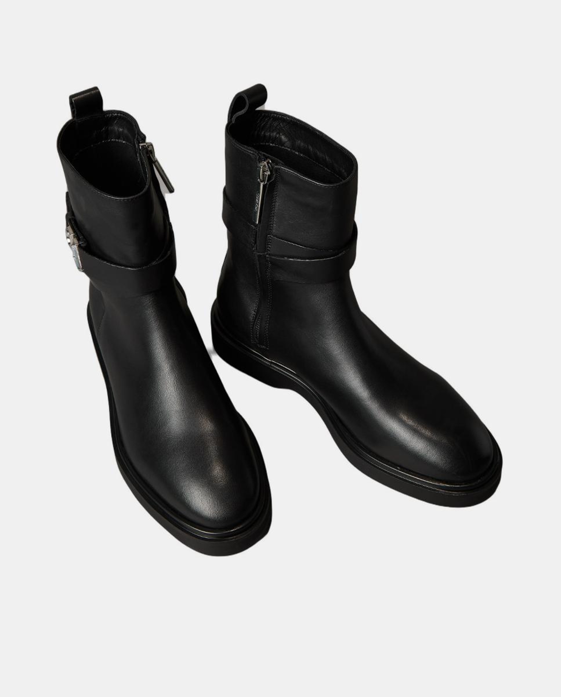 Botins Rasos em Pele Preto-2