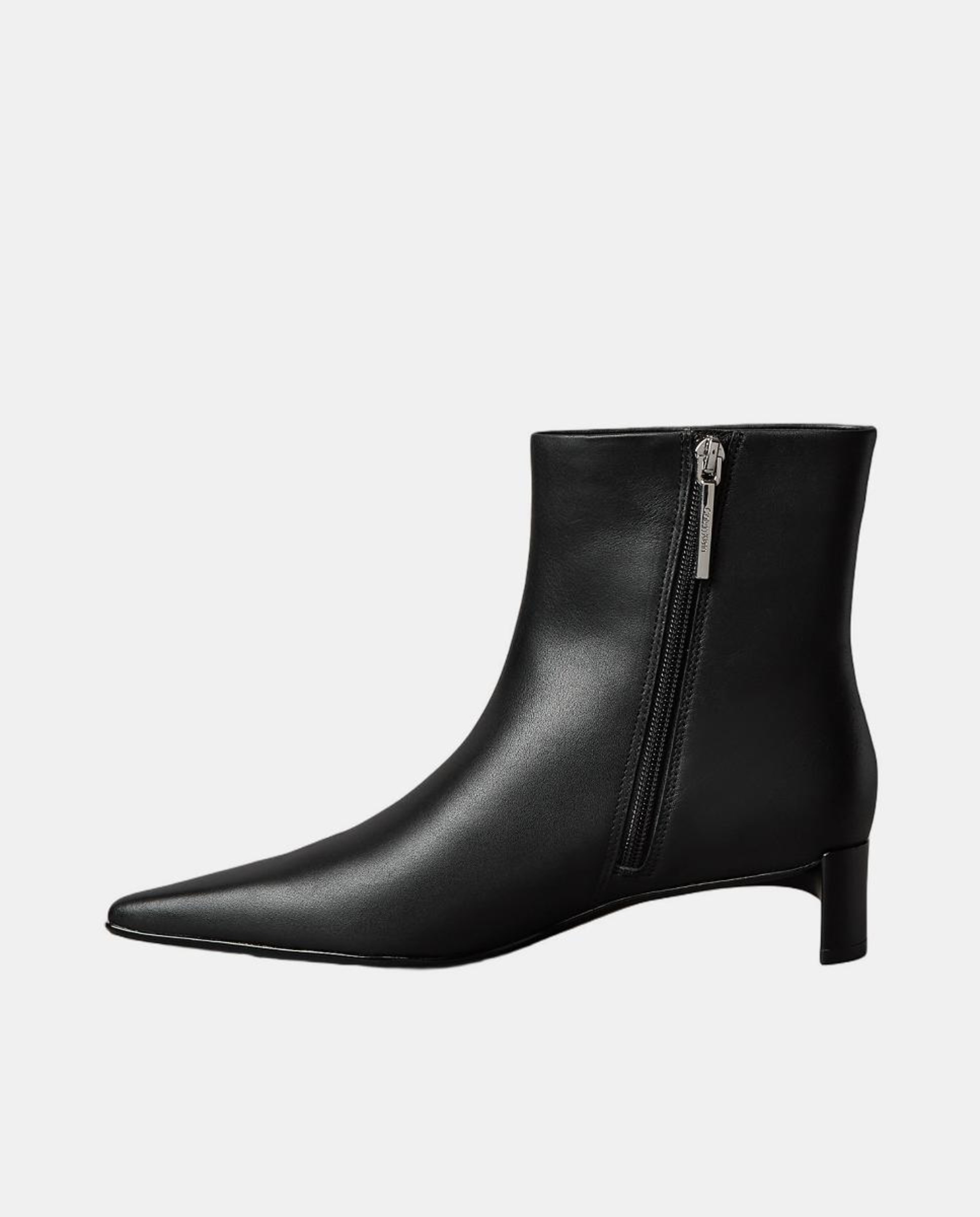 Botins em Pele com Salto Baixo Preto-5