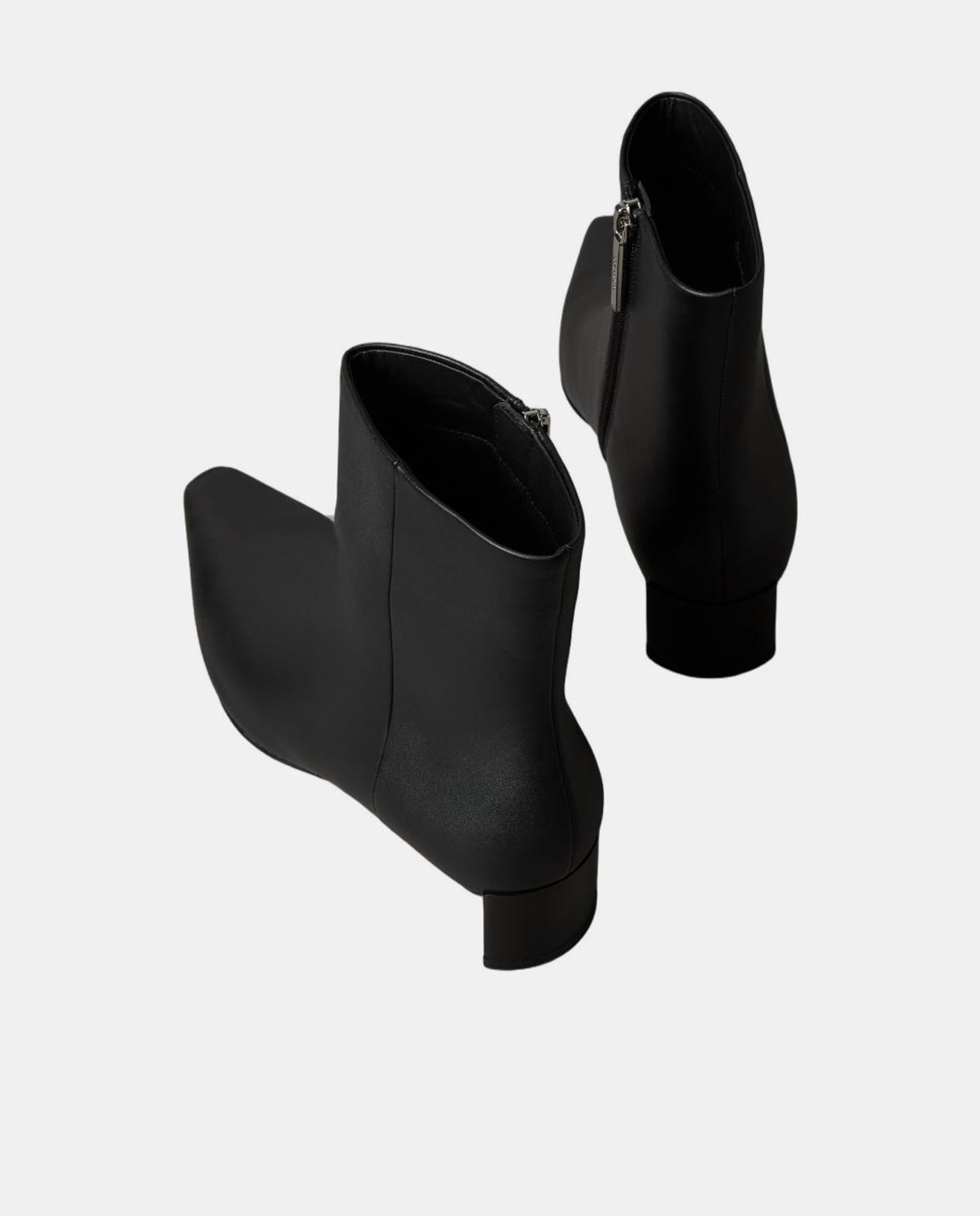 Botins em Pele com Salto Baixo Preto-3