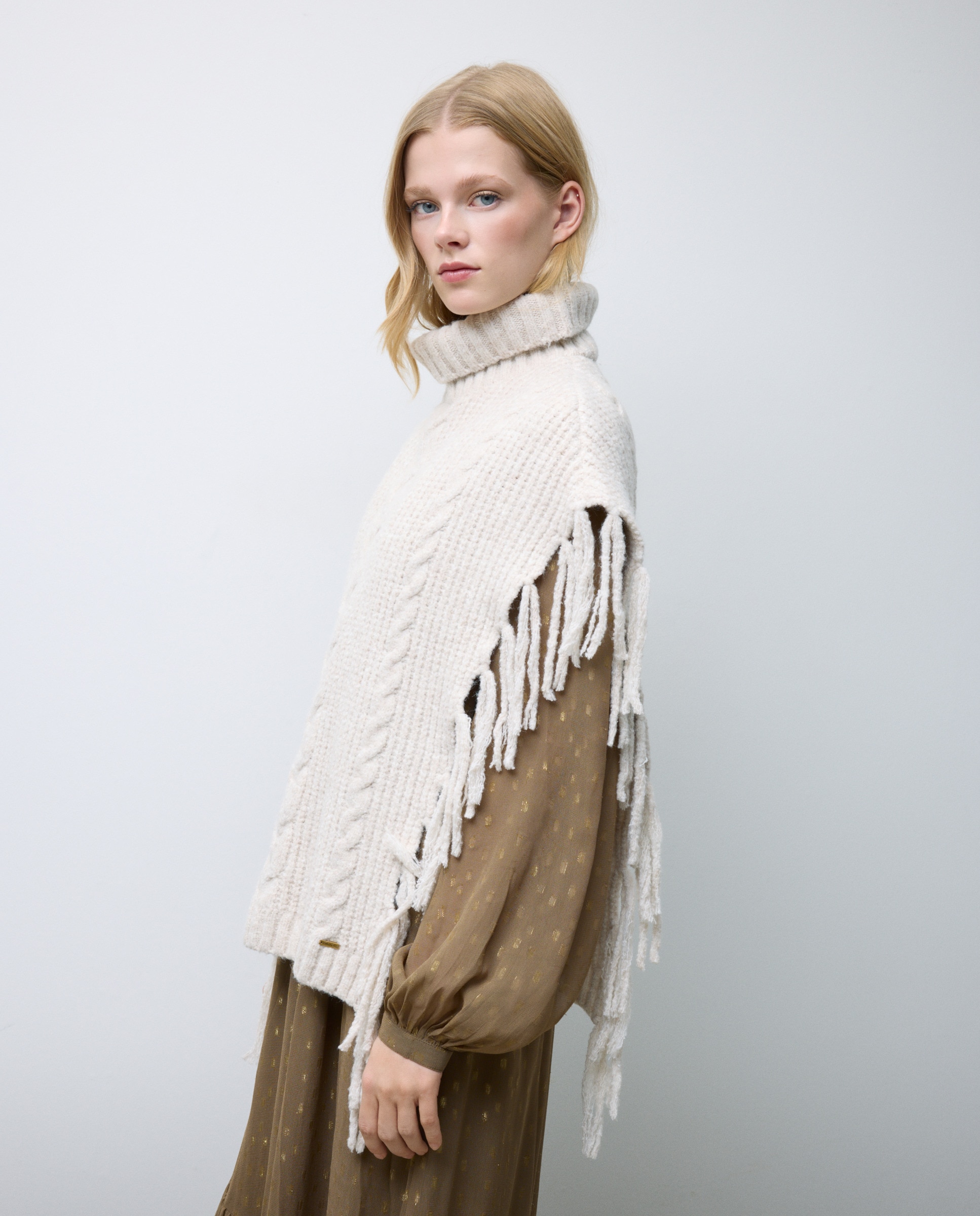 Poncho de Malha com Franjas 120 Cru-2