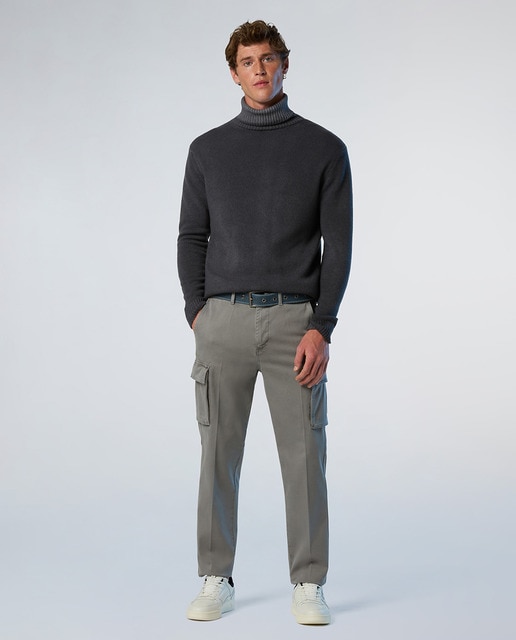 Imagem 0 de Calças Cargo em Gabardine Elástica Eco, com Bolsos Laterais e Traseiros Funcionais.