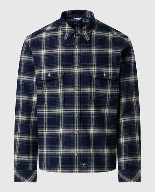 Imagen 0 de Camisa de franela a cuadros con bolsillos frontales, cuello clásico y botones efecto cuerno.