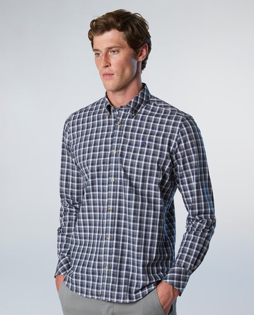 Imagen 0 de Camisa a cuadros en popelín ligero, logo bordado, cuello abotonado y detalles interiores.