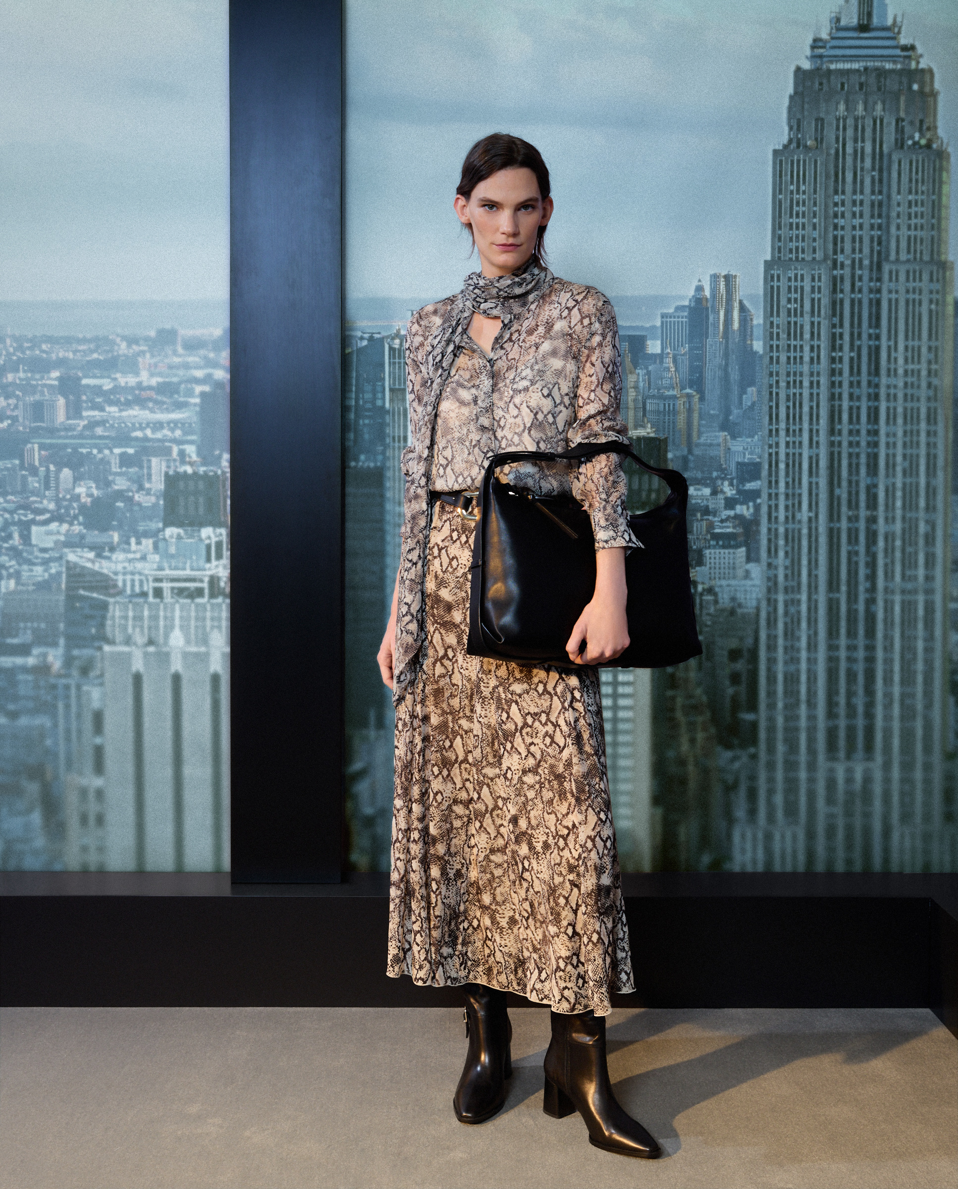 Saia Midi com Animal Print de Serpente Preto-1