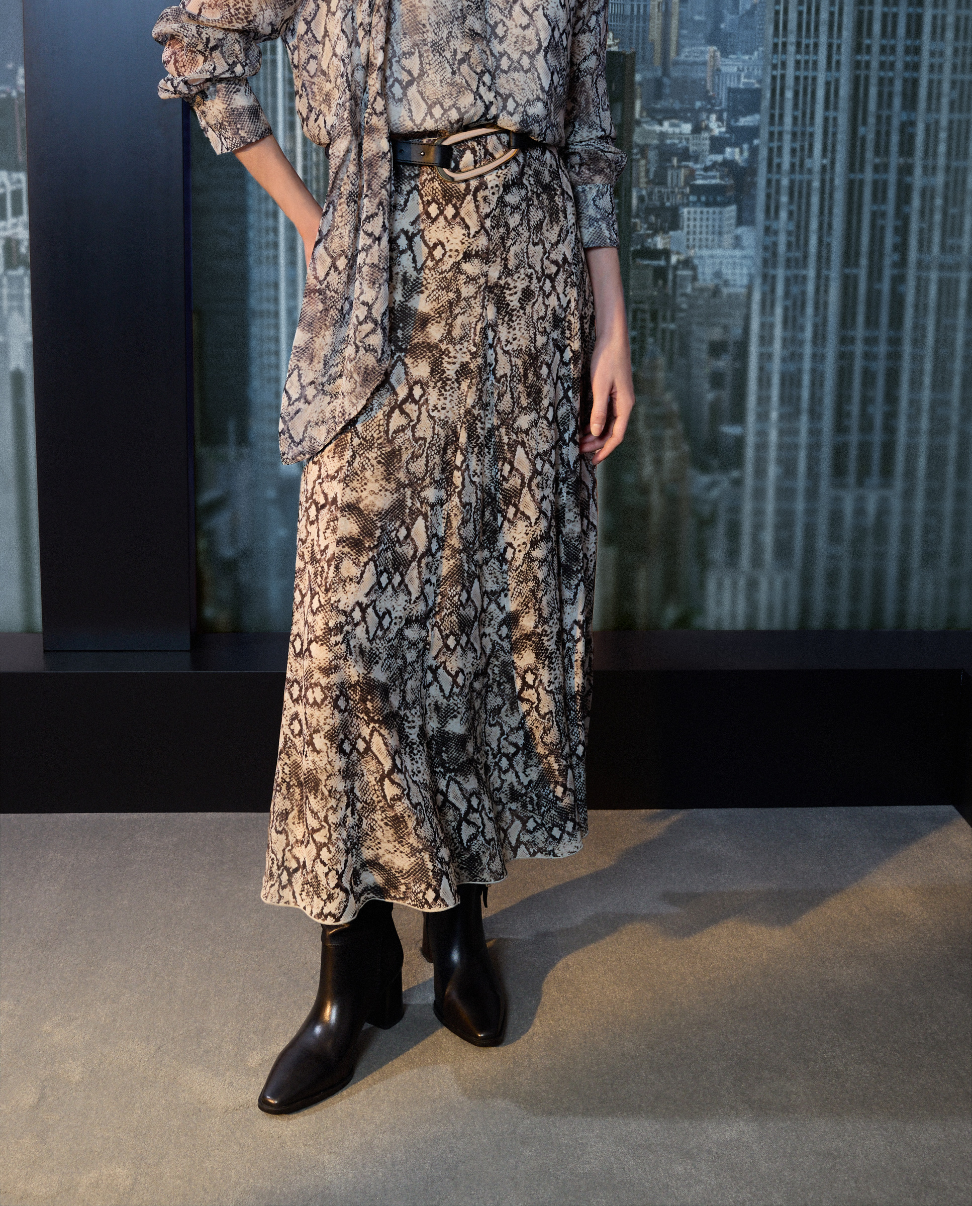 Saia Midi com Animal Print de Serpente Preto-2