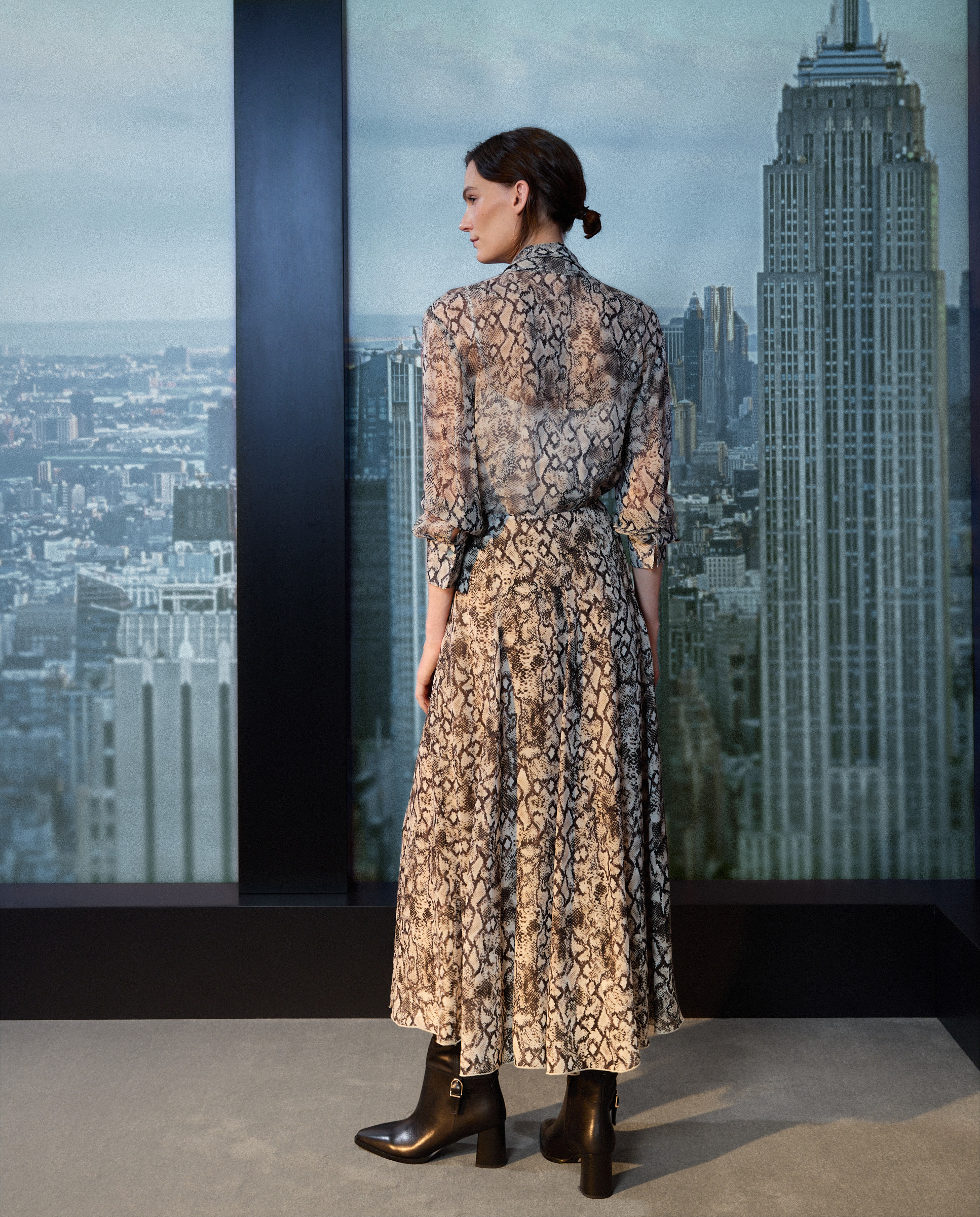 Saia Midi com Animal Print de Serpente Preto-3