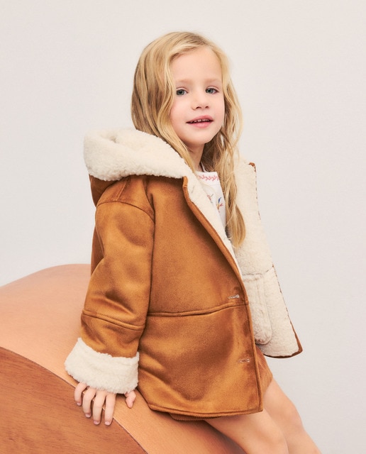 Imagen 0 de Chaquetón piel vuelta con capucha de niña