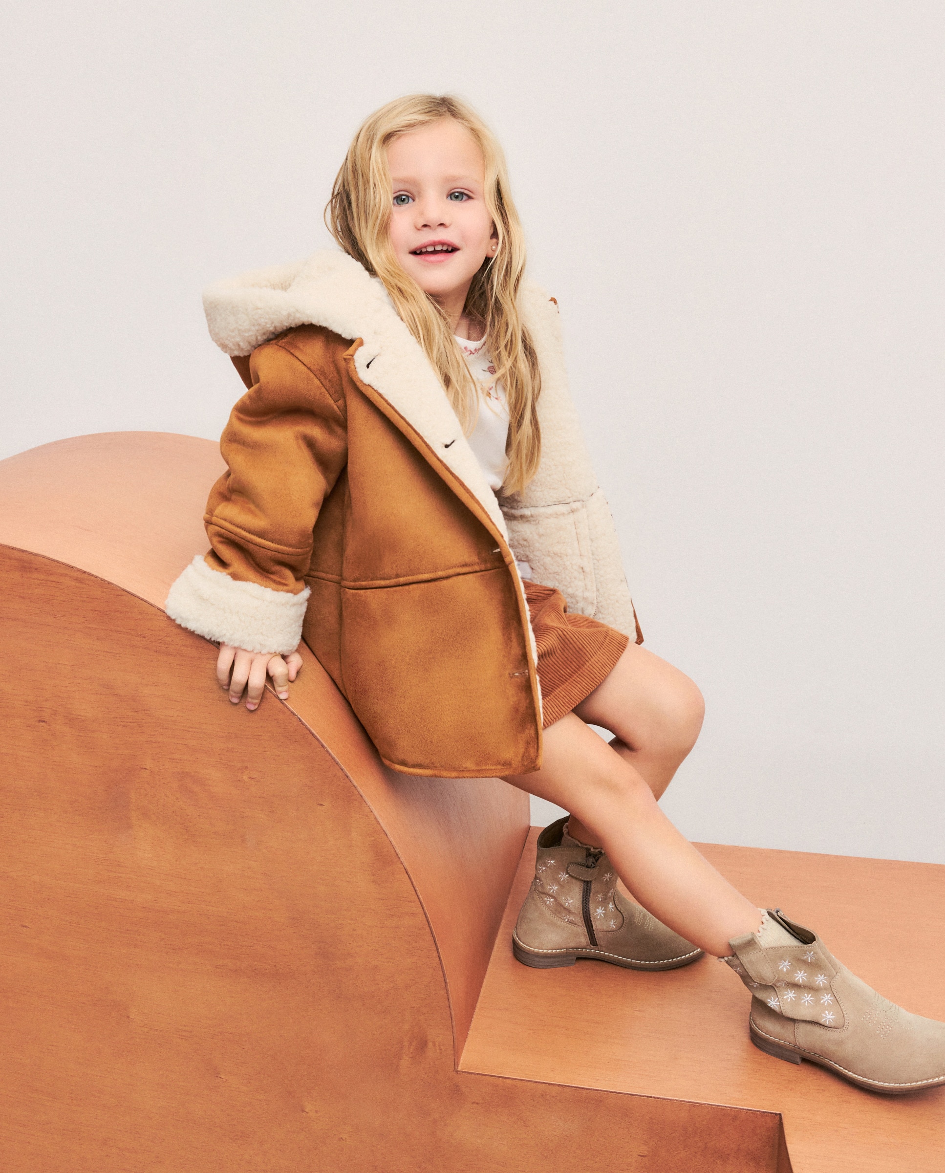 Casacão em Pele Dobrada com Capuz Castanho-4