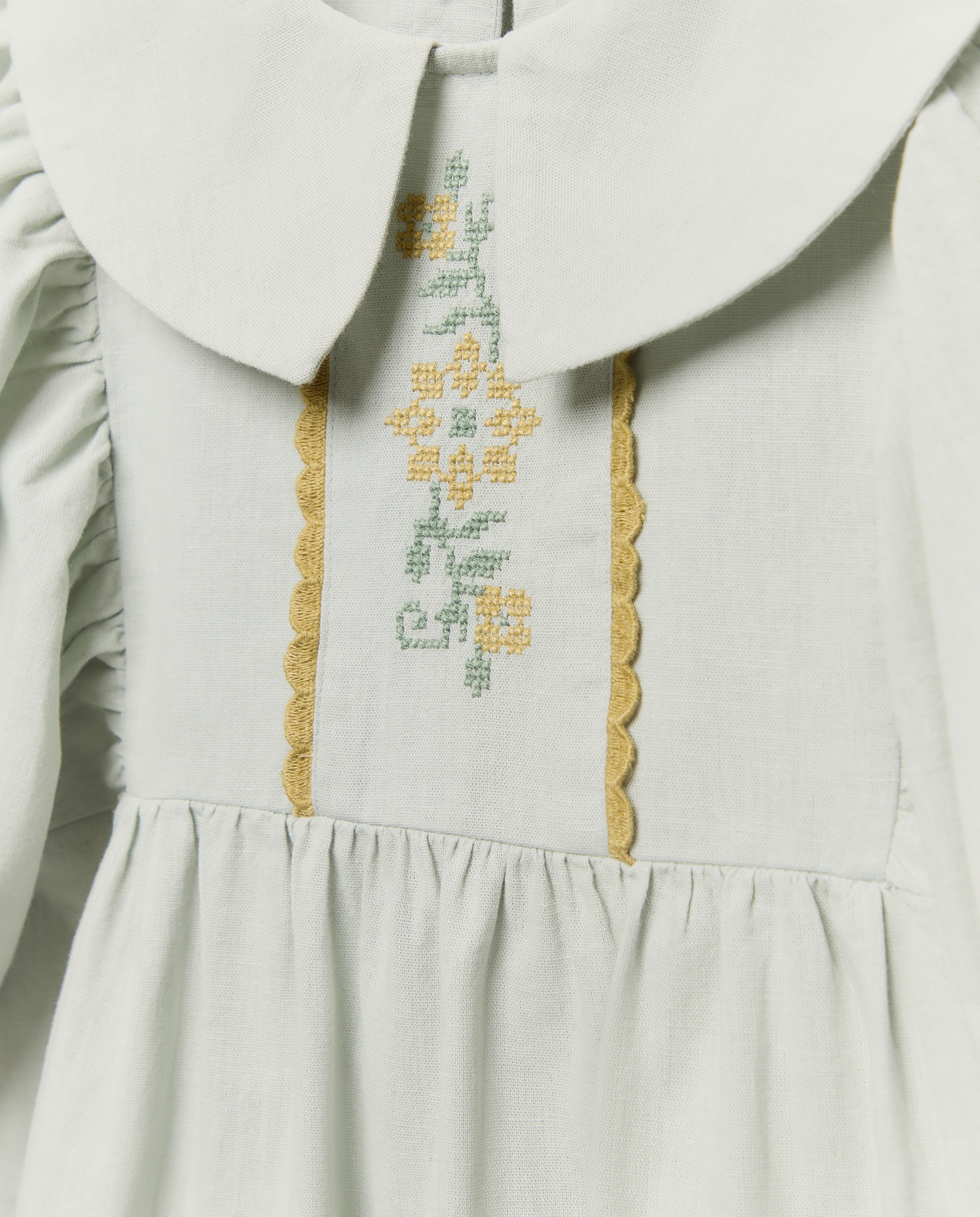 Vestido niña de lino con bordados en el cuello Gris claro-3